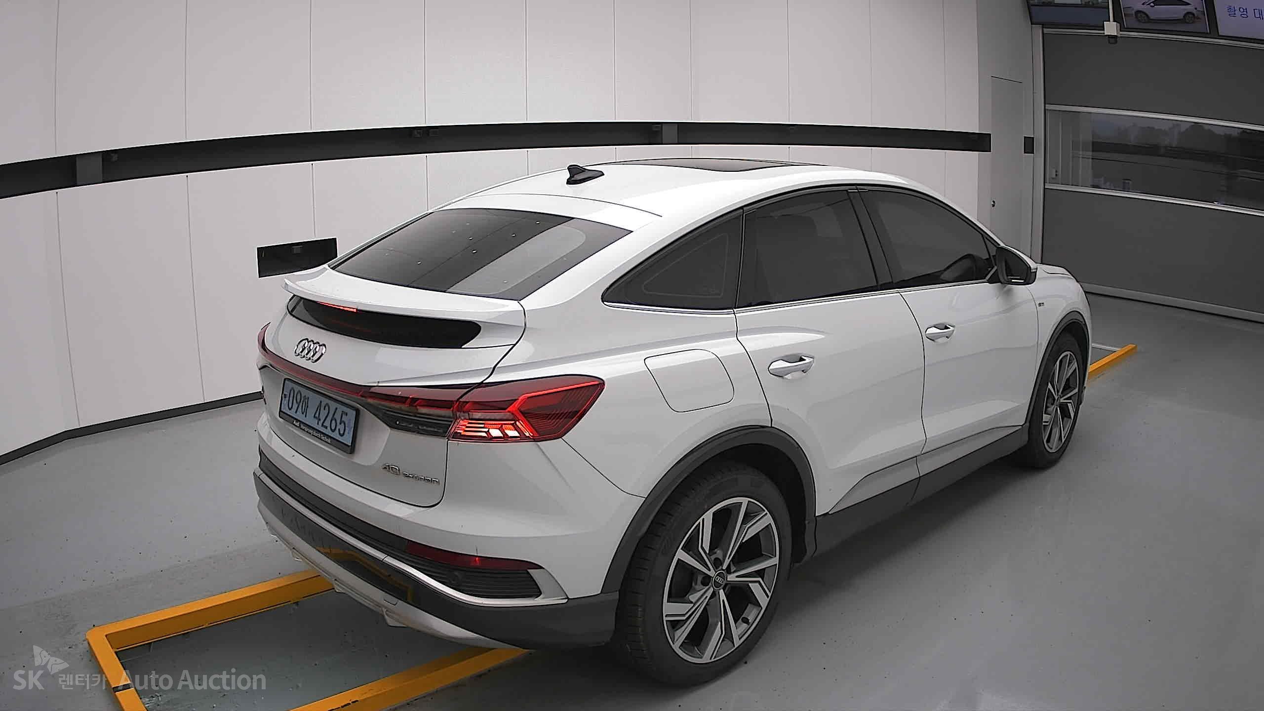 2022 - audi q4