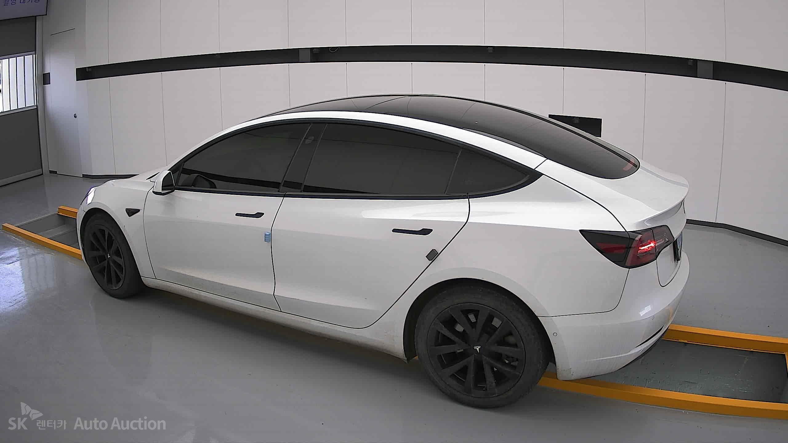 2021 - tesla model 3