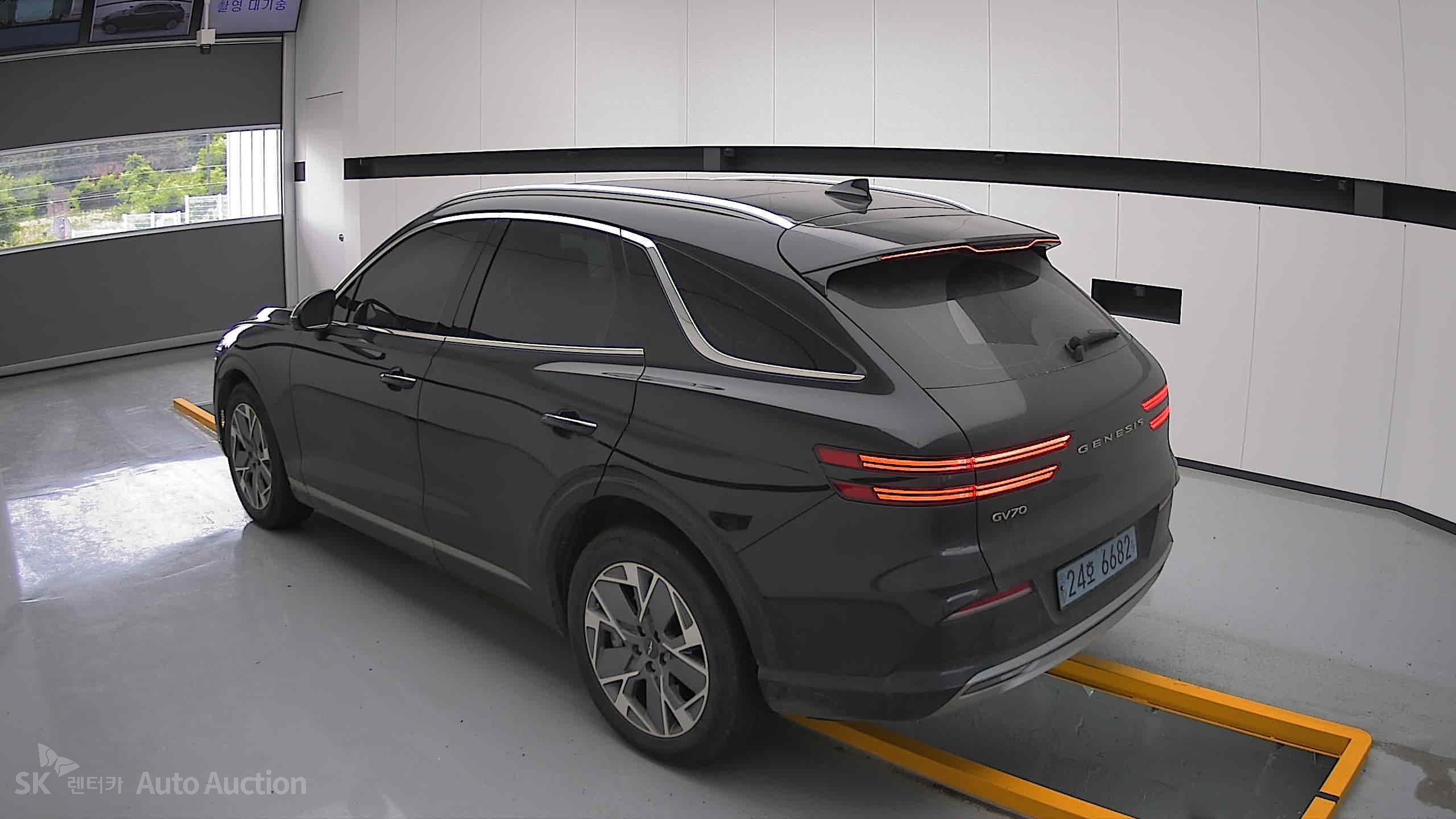2022 - genesis egv70