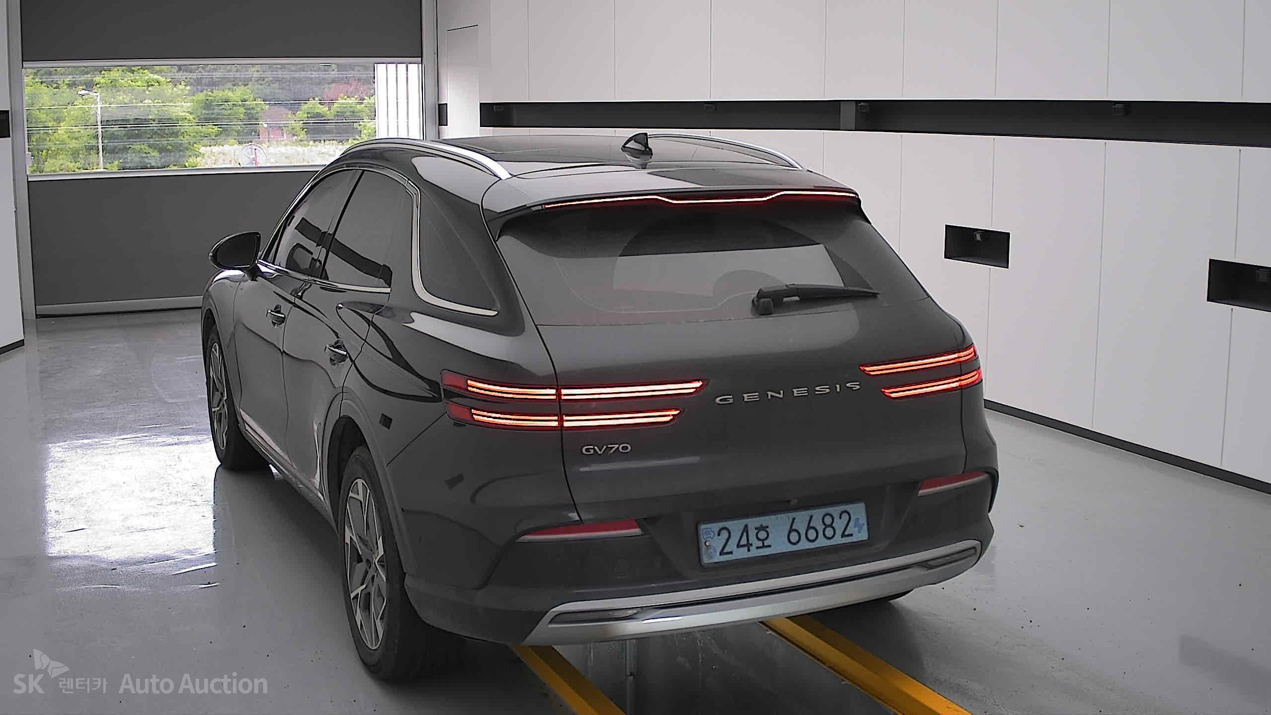 2022 - genesis egv70