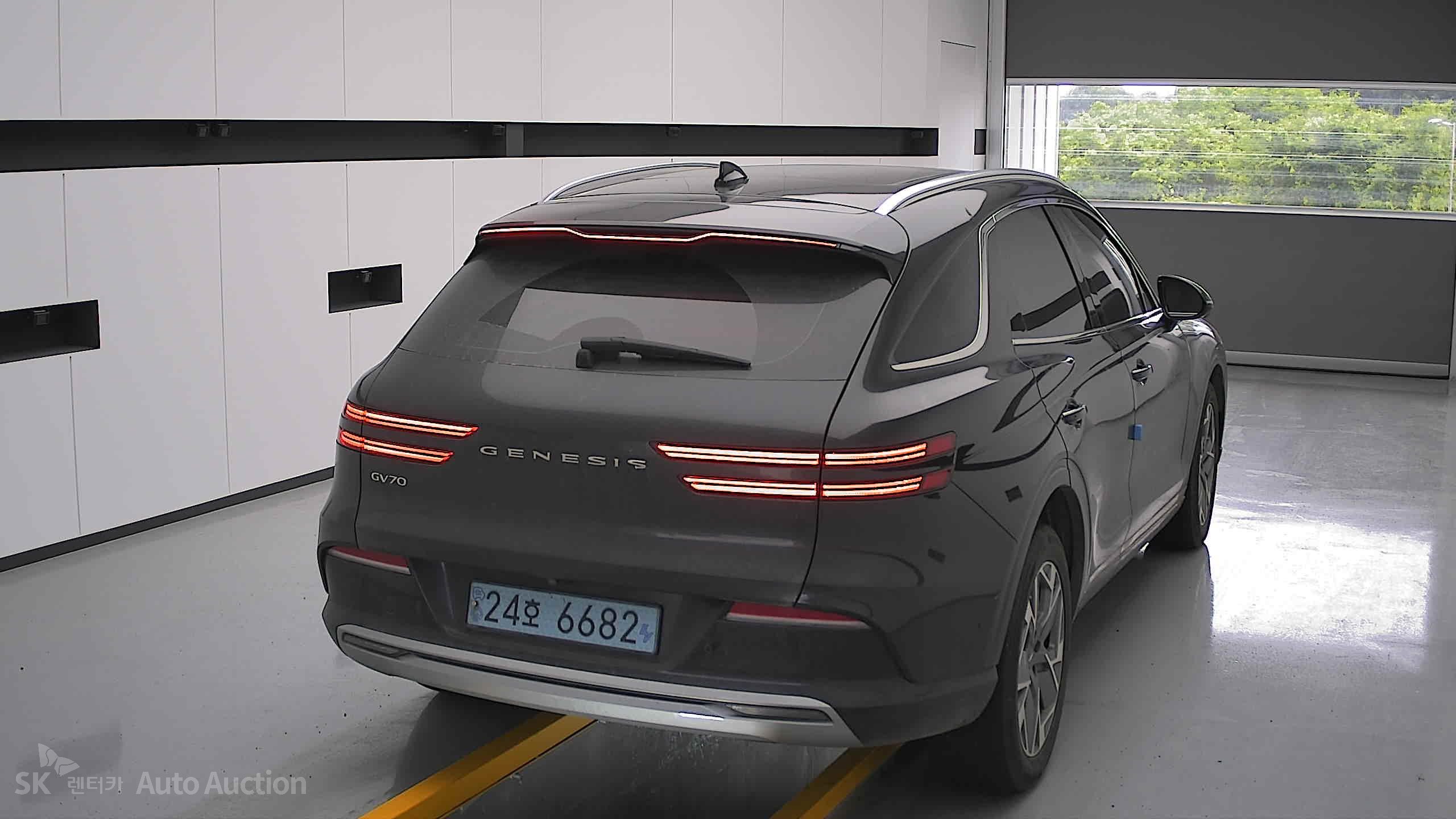 2022 - genesis egv70