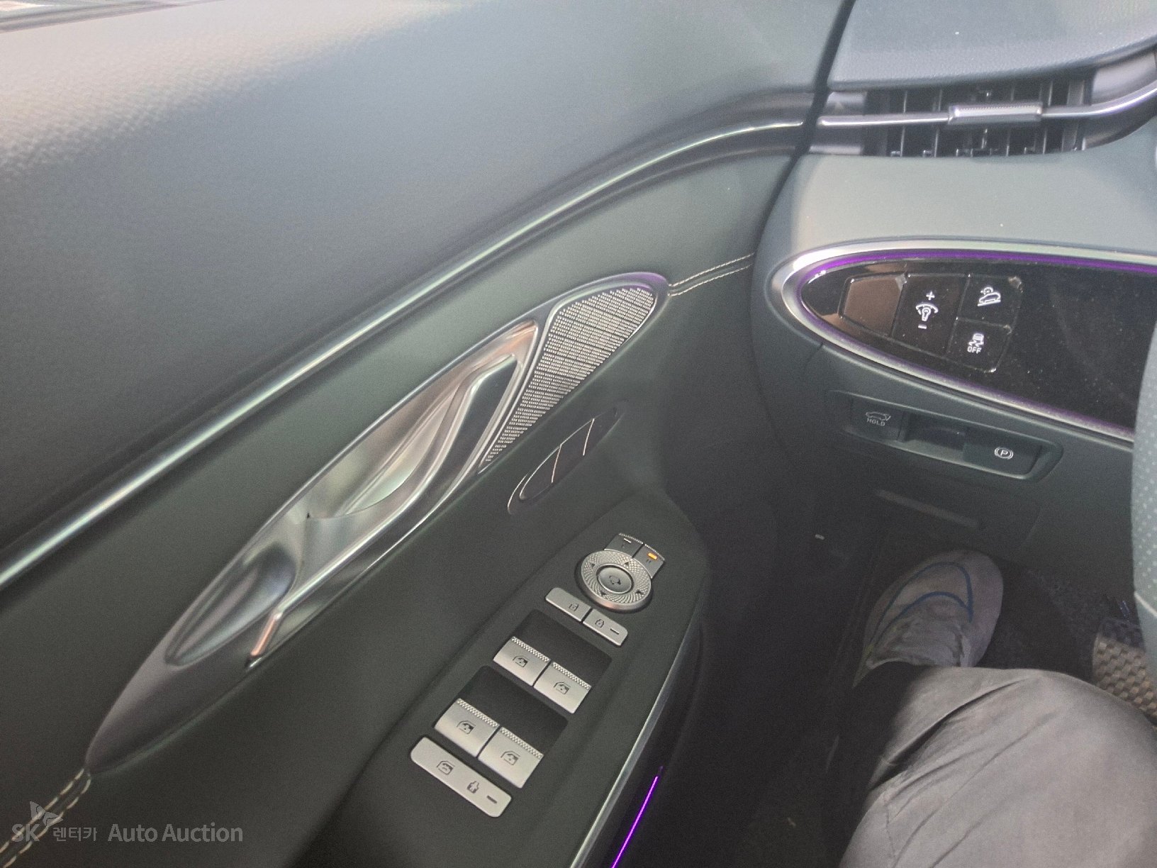 2022 - genesis egv70