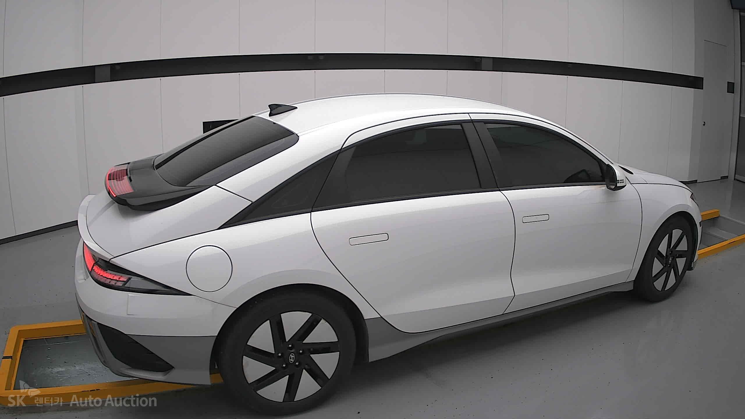 هيونداي Ioniq 2023 — صورة 18