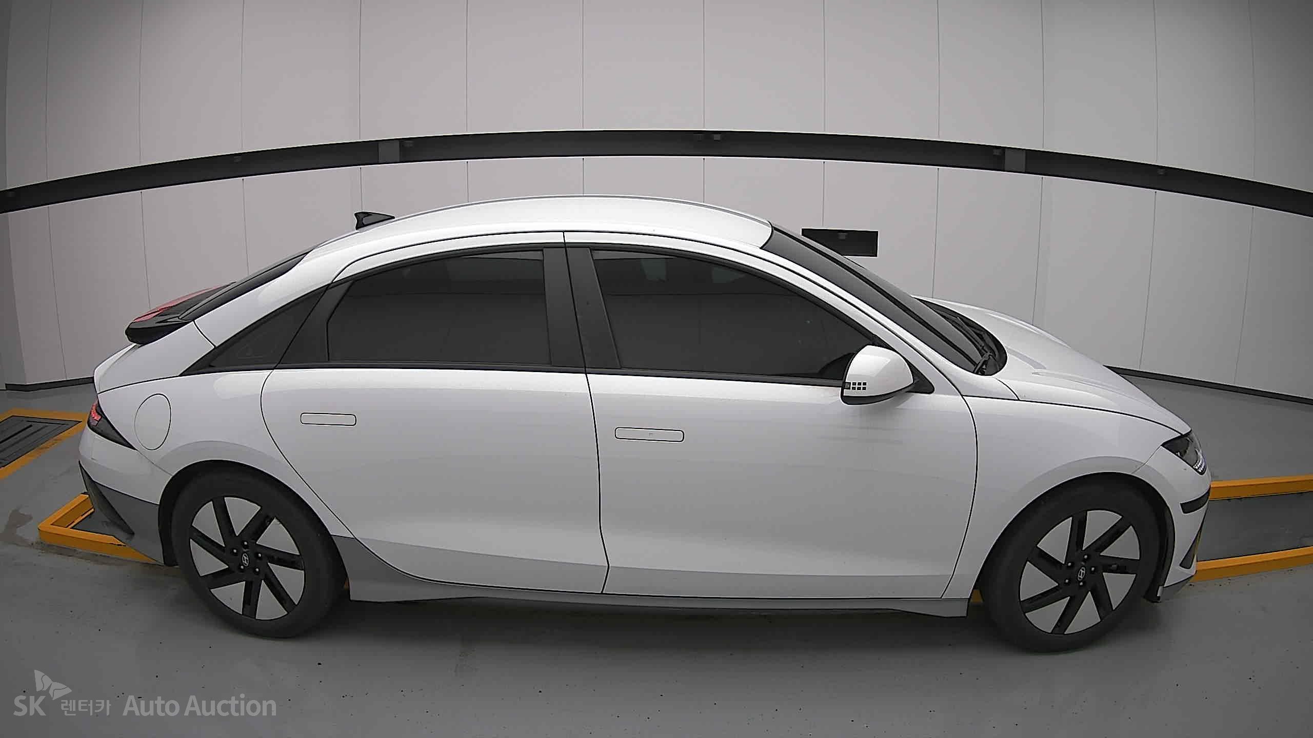 هيونداي Ioniq 2023 — صورة 19