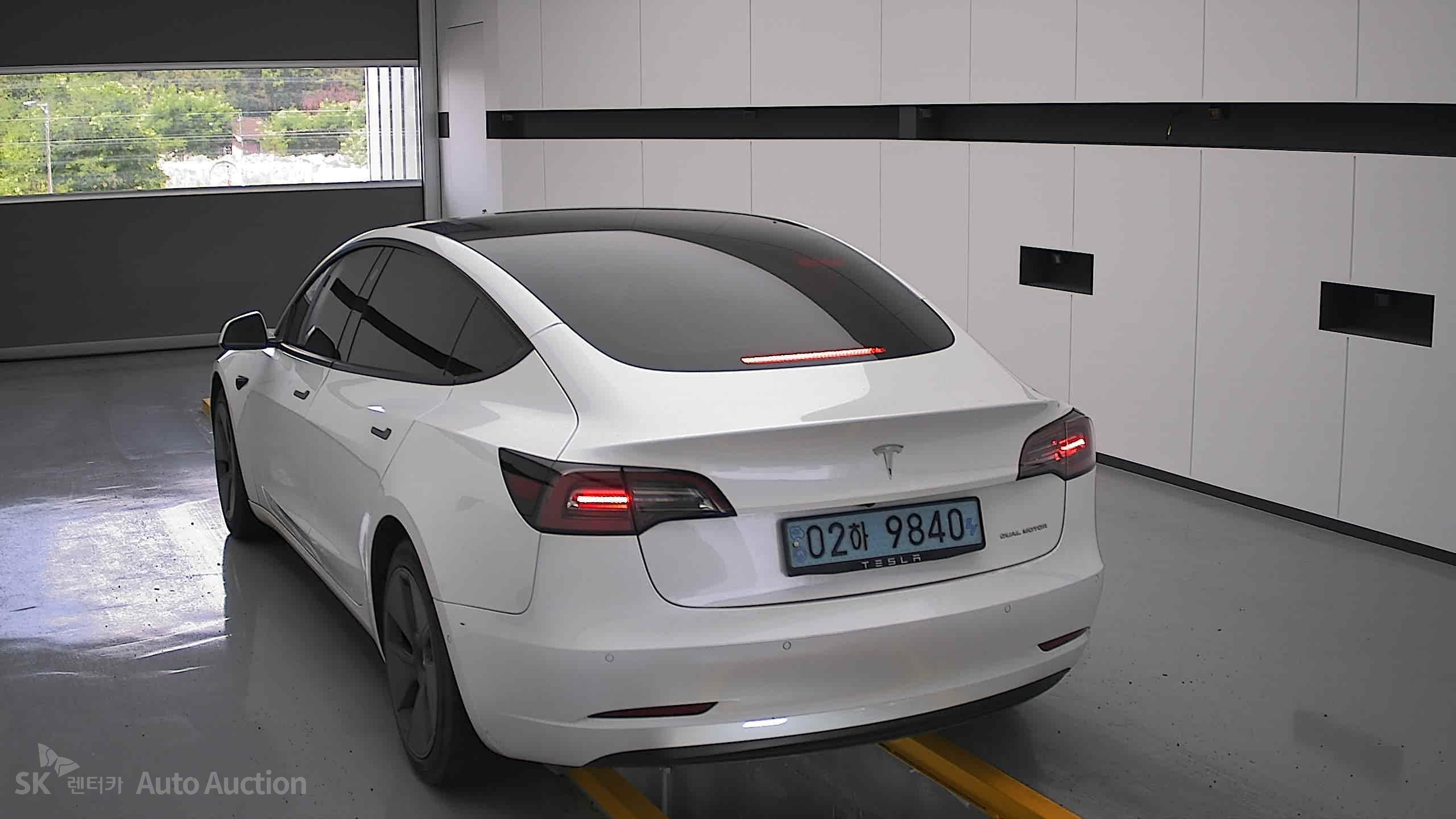 2022 - tesla model 3