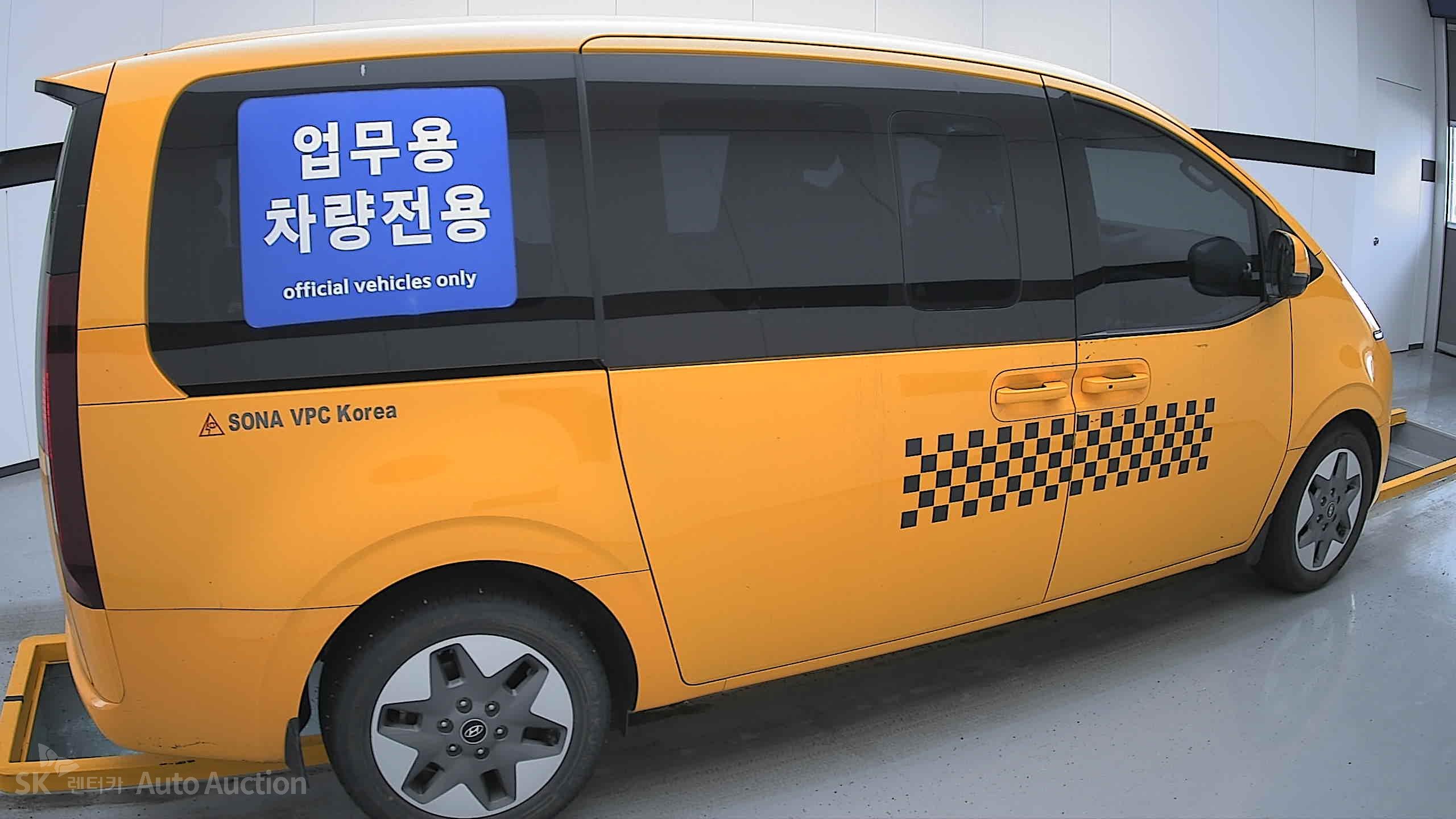 2022 - hyundai staria