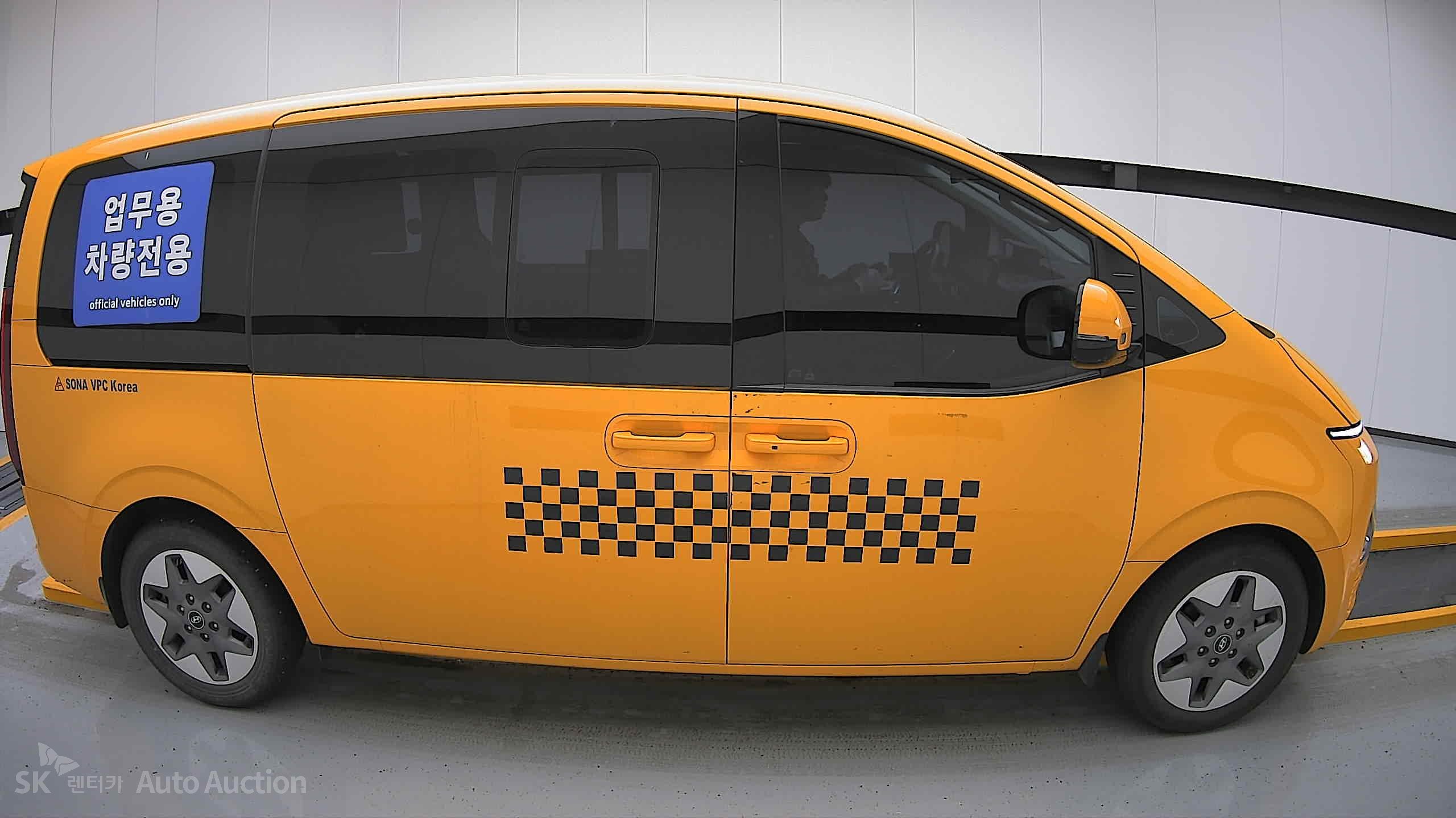 2022 - hyundai staria