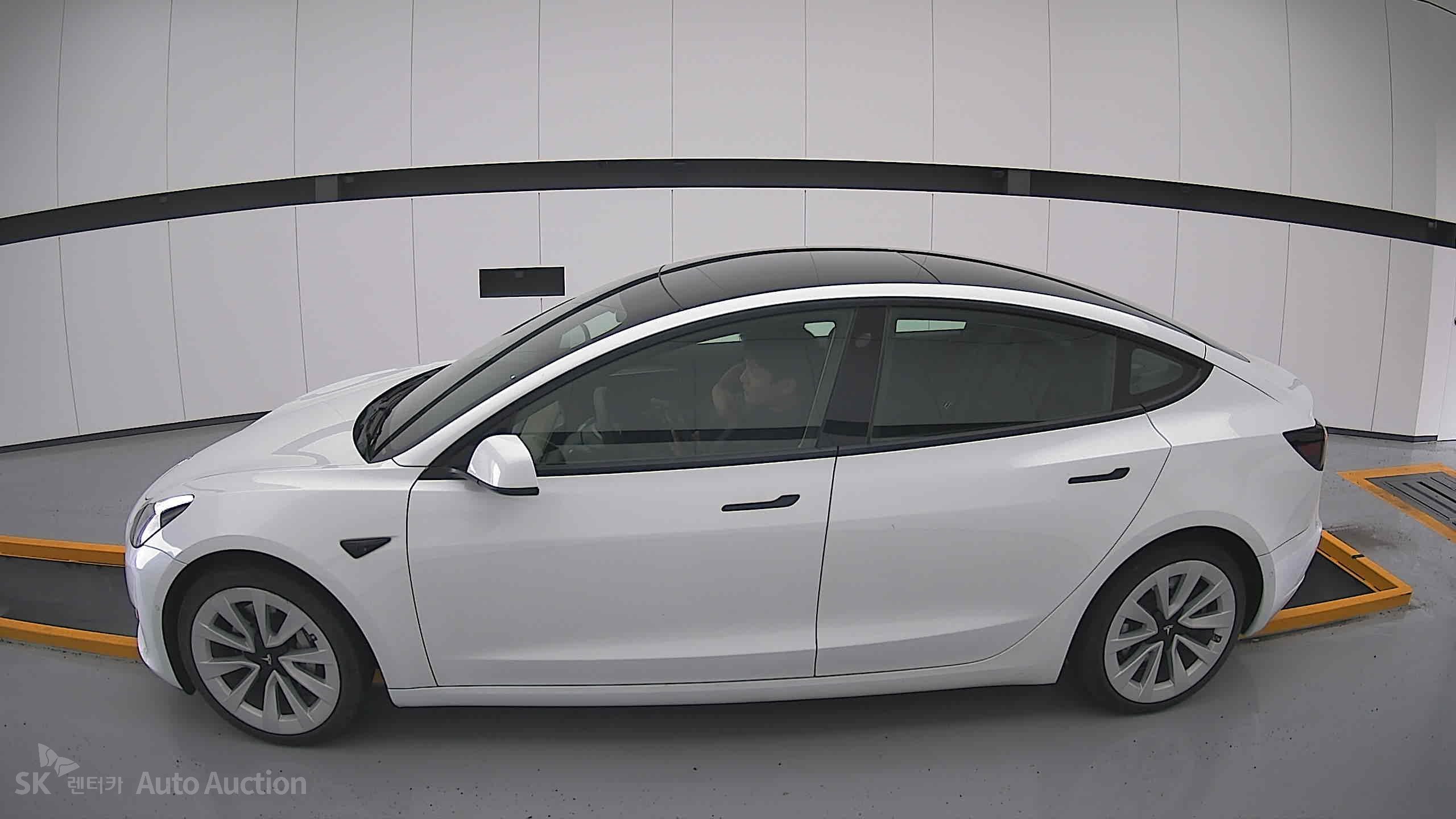 Tesla Model 3 2022 — صورة 13