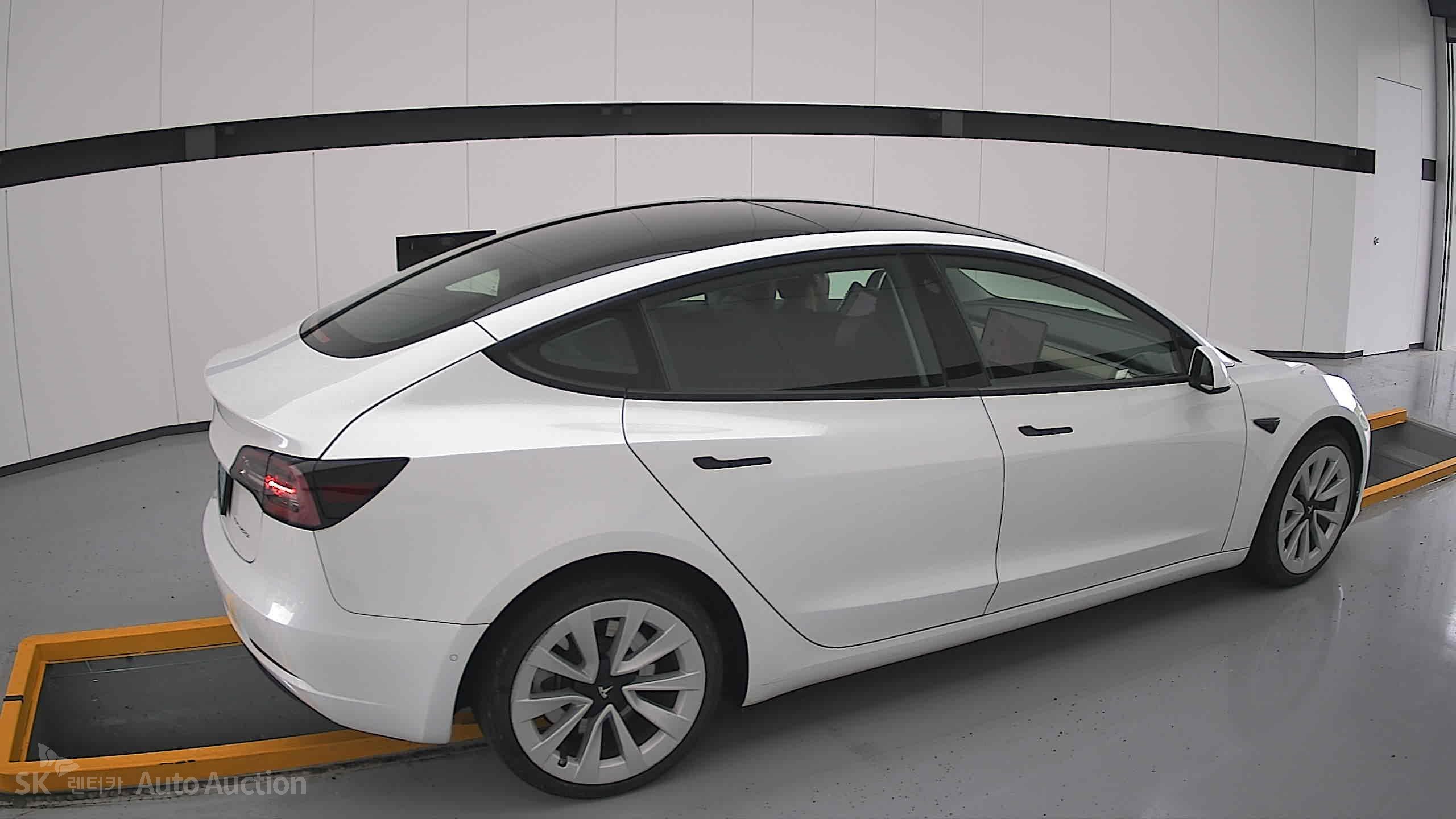 Tesla Model 3 2022 — صورة 18