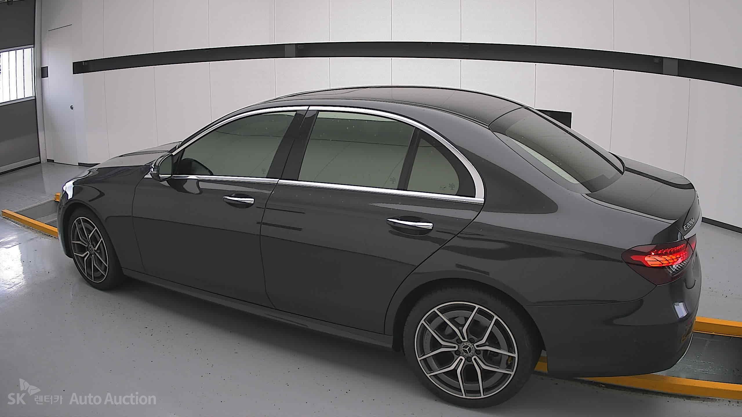 Mercedes-Benz E220D 2021 — صورة 14