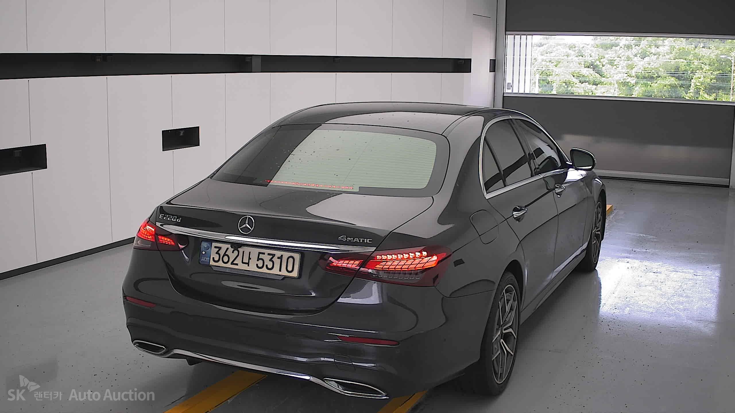 Mercedes-Benz E220D 2021 — صورة 16