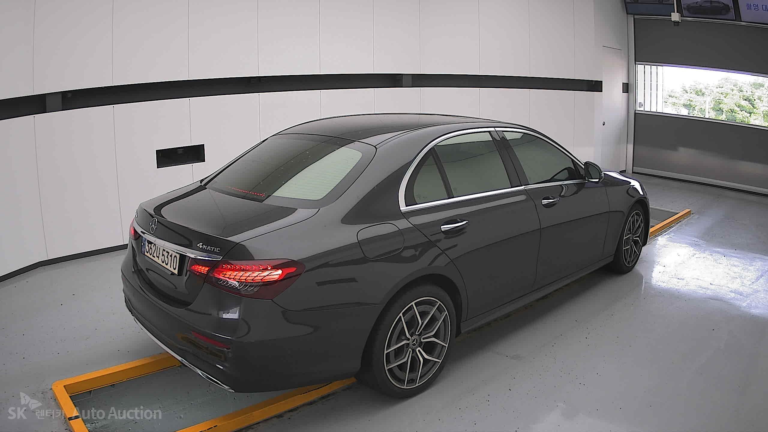 Mercedes-Benz E220D 2021 — صورة 17