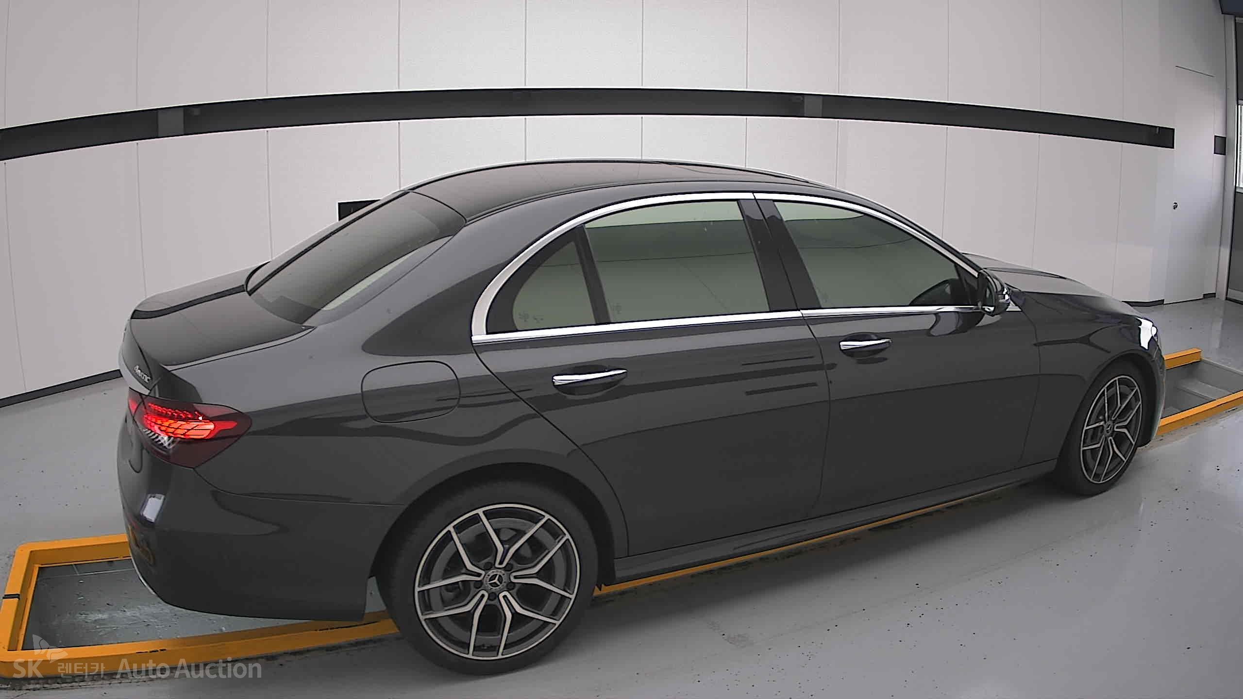 Mercedes-Benz E220D 2021 — صورة 18