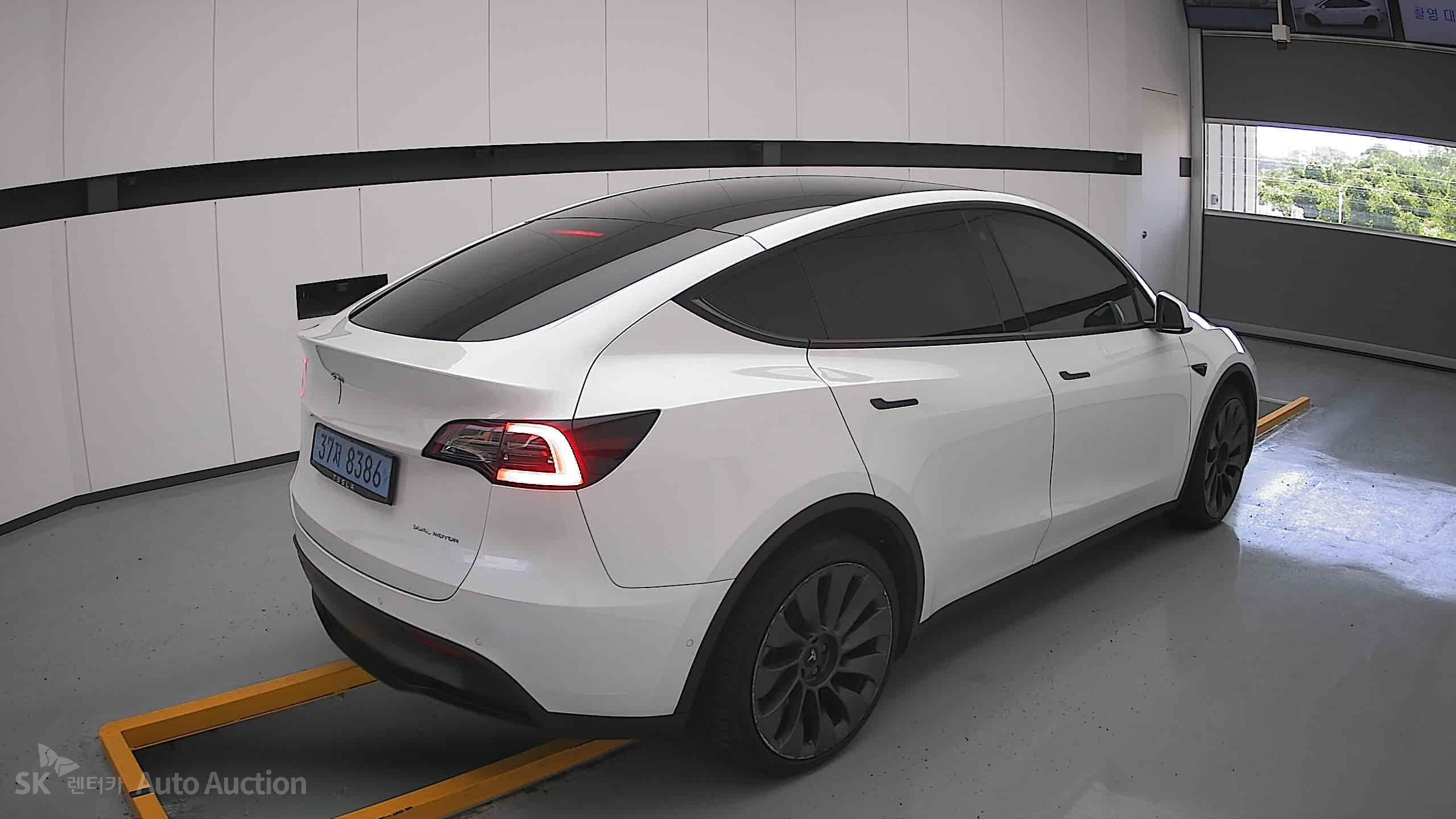 Tesla Model Y 2022 — صورة 17