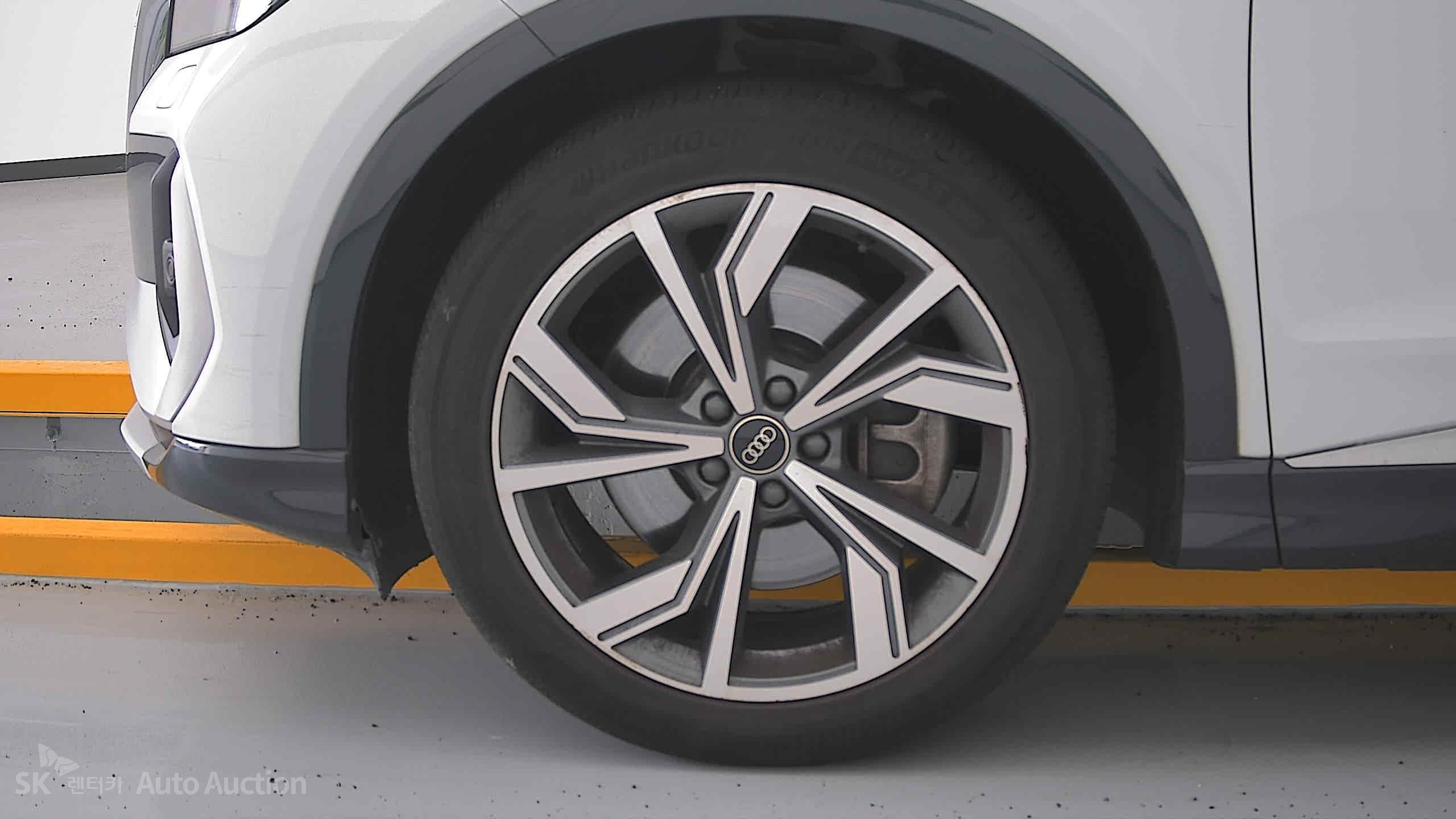 2022 - audi q4