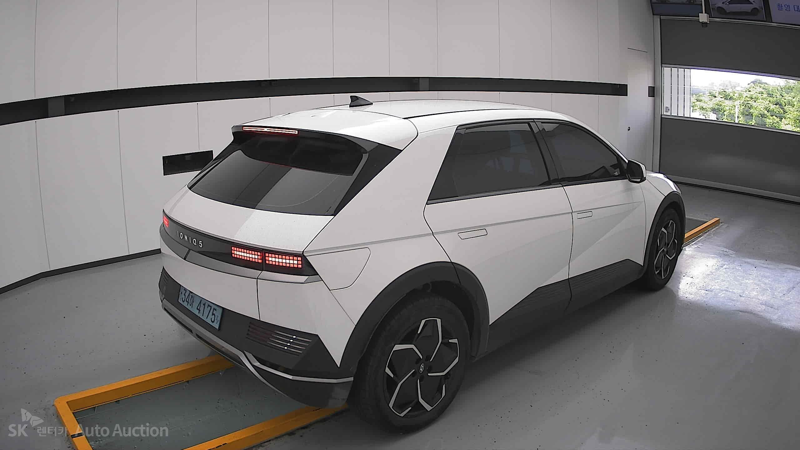 هيونداي Ioniq 2023 — صورة 17