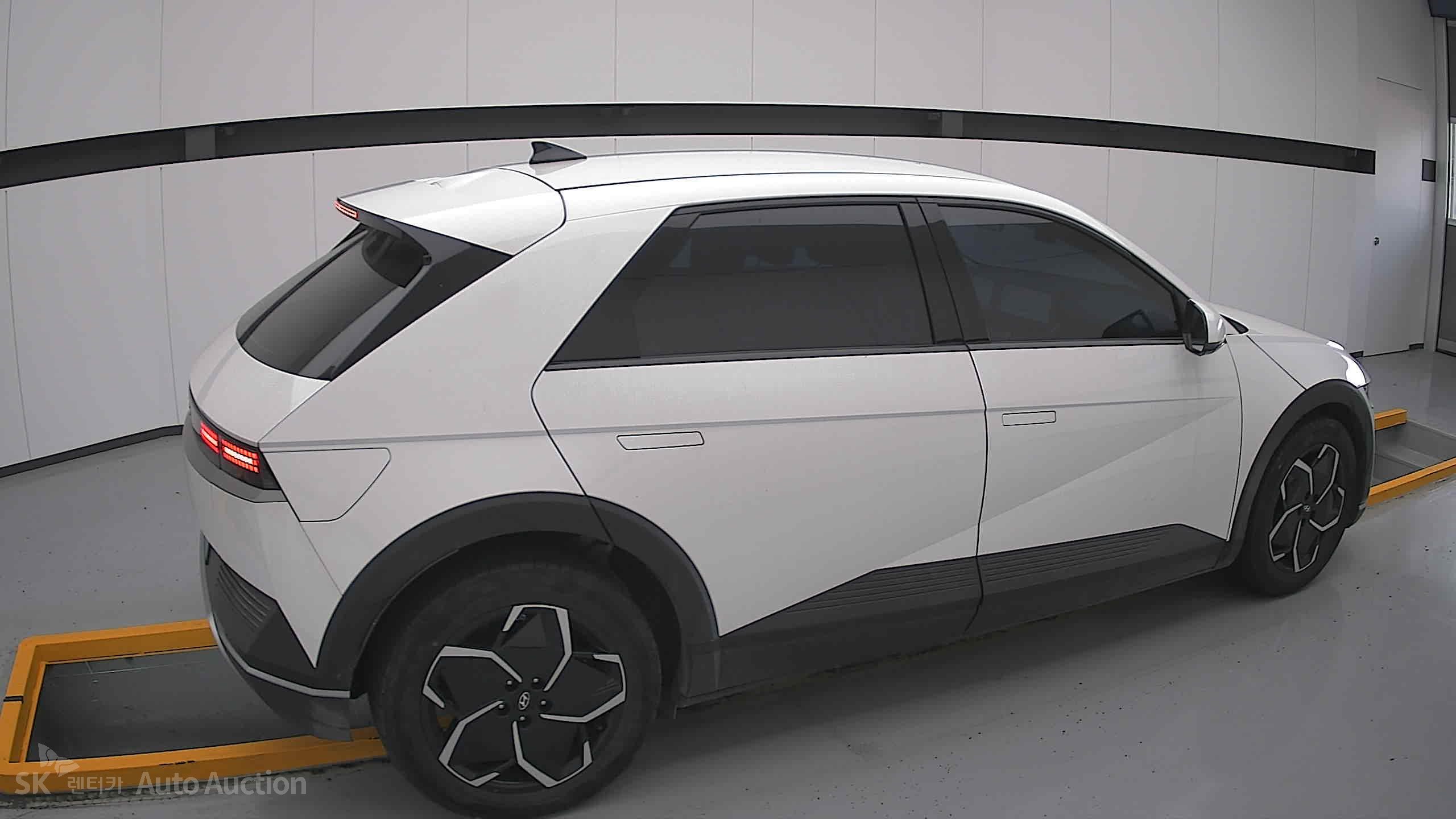هيونداي Ioniq 2023 — صورة 18