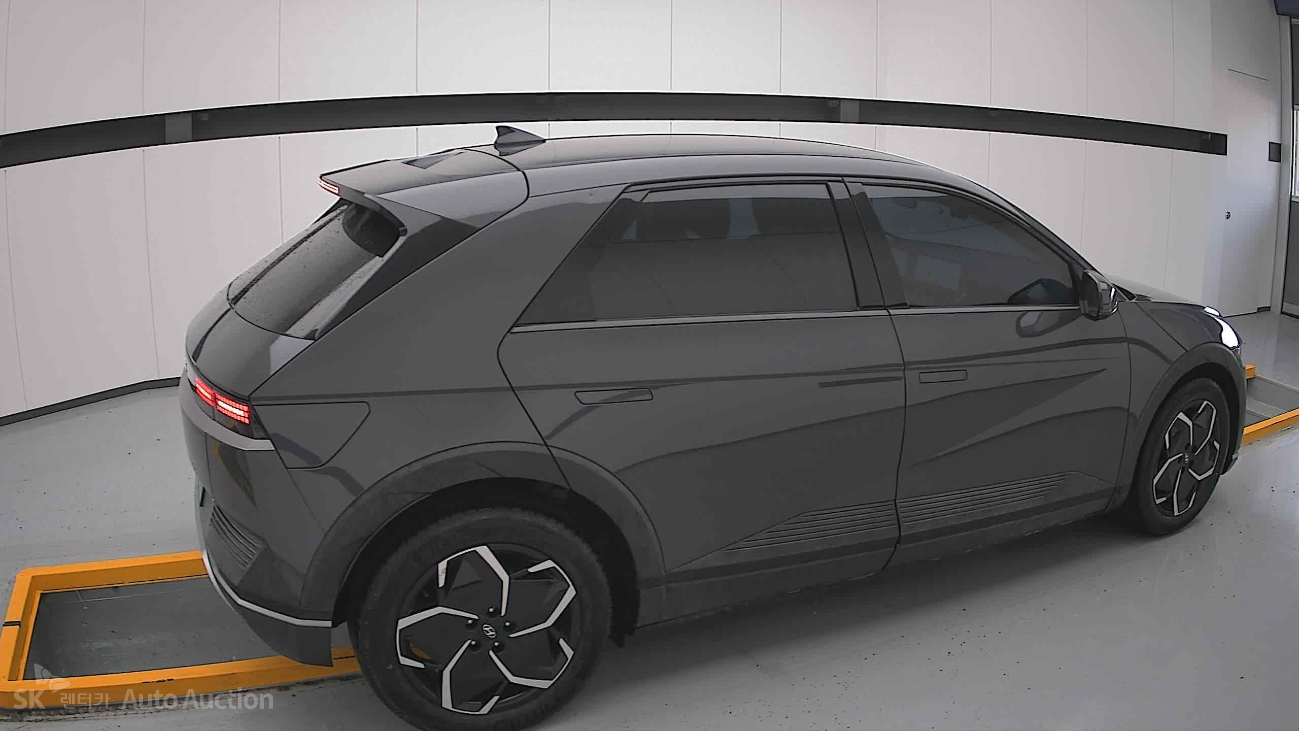 هيونداي Ioniq 2023 — صورة 18
