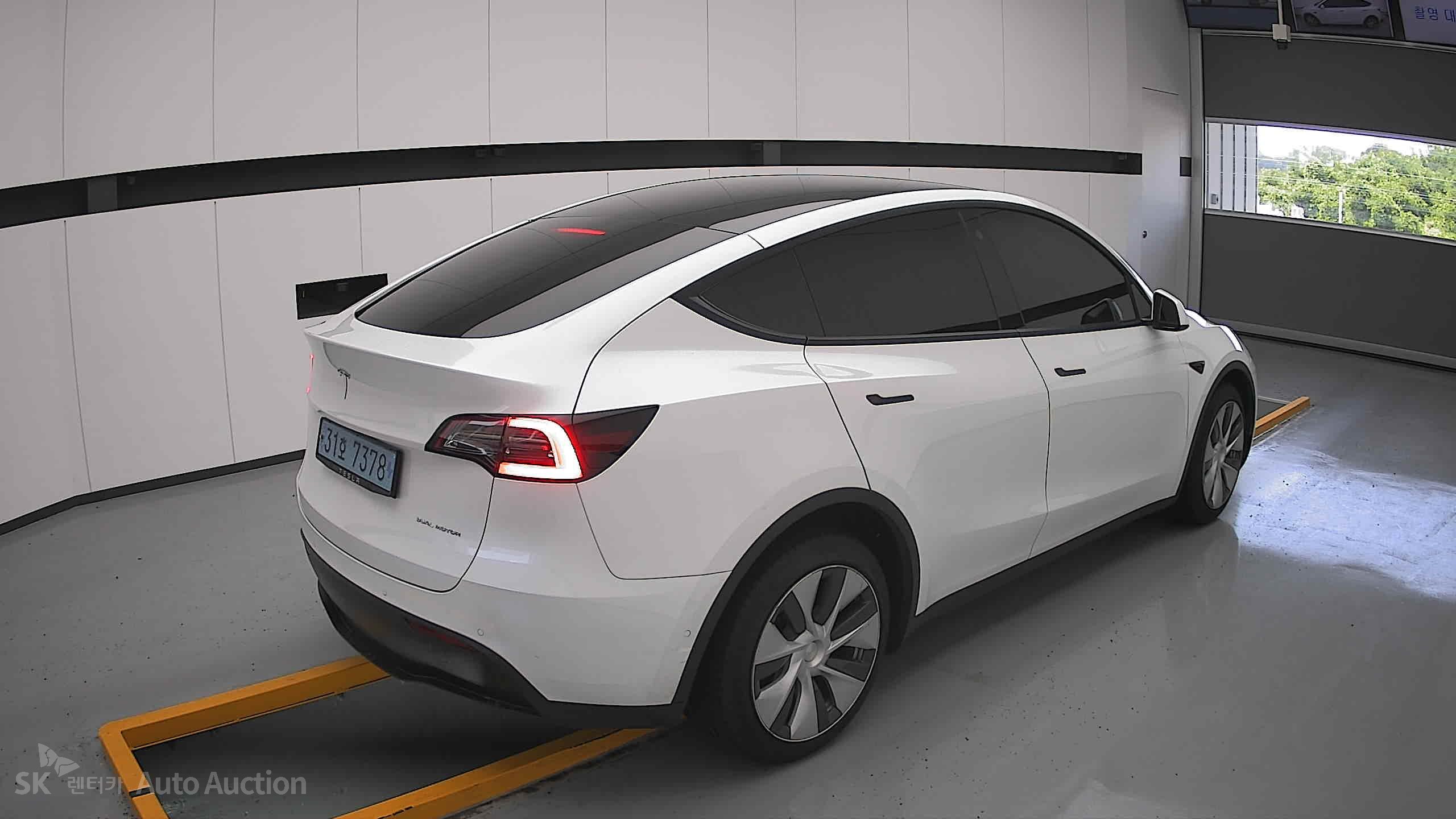 Tesla Model Y 2022 — صورة 17