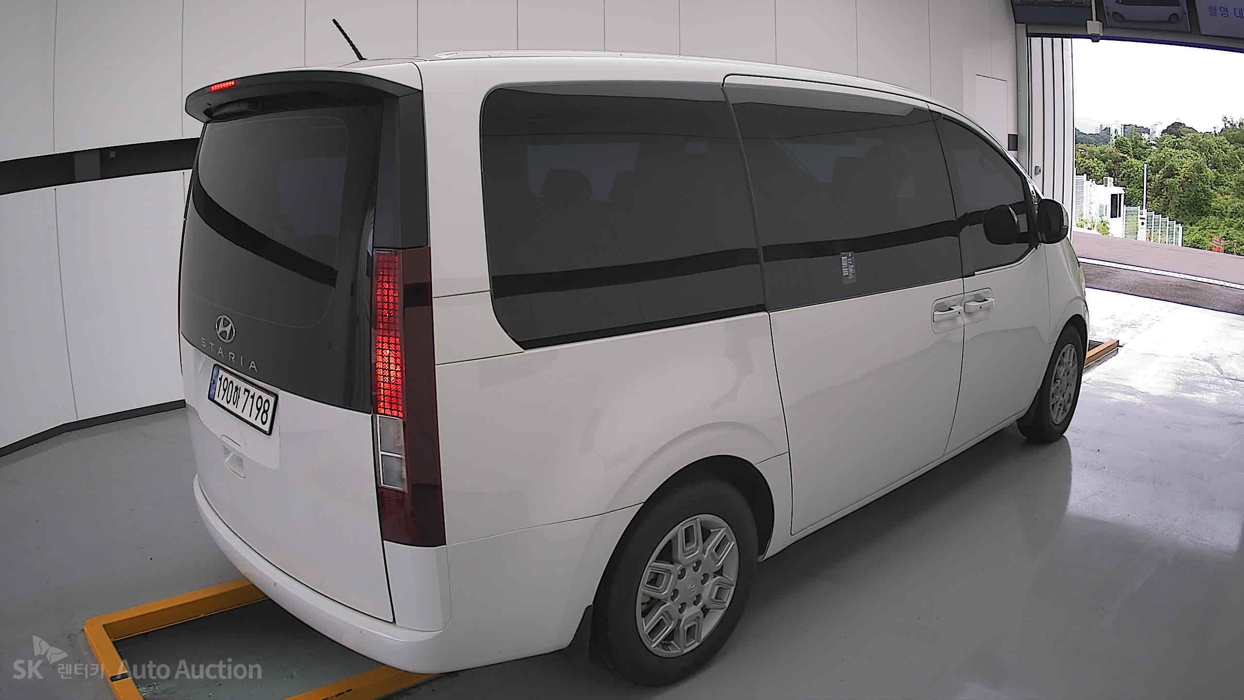 هيونداي Staria 2023 — صورة 17