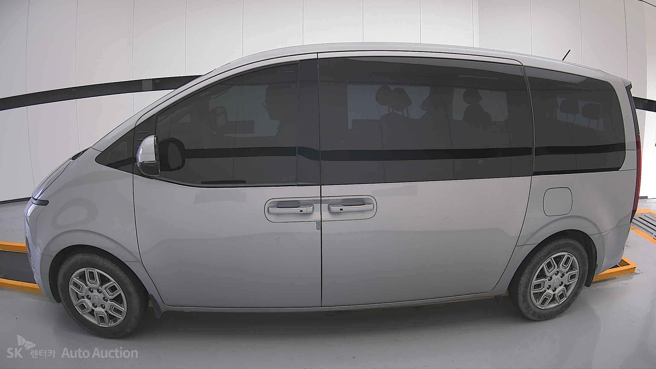 هيونداي Staria 2023 — صورة 13
