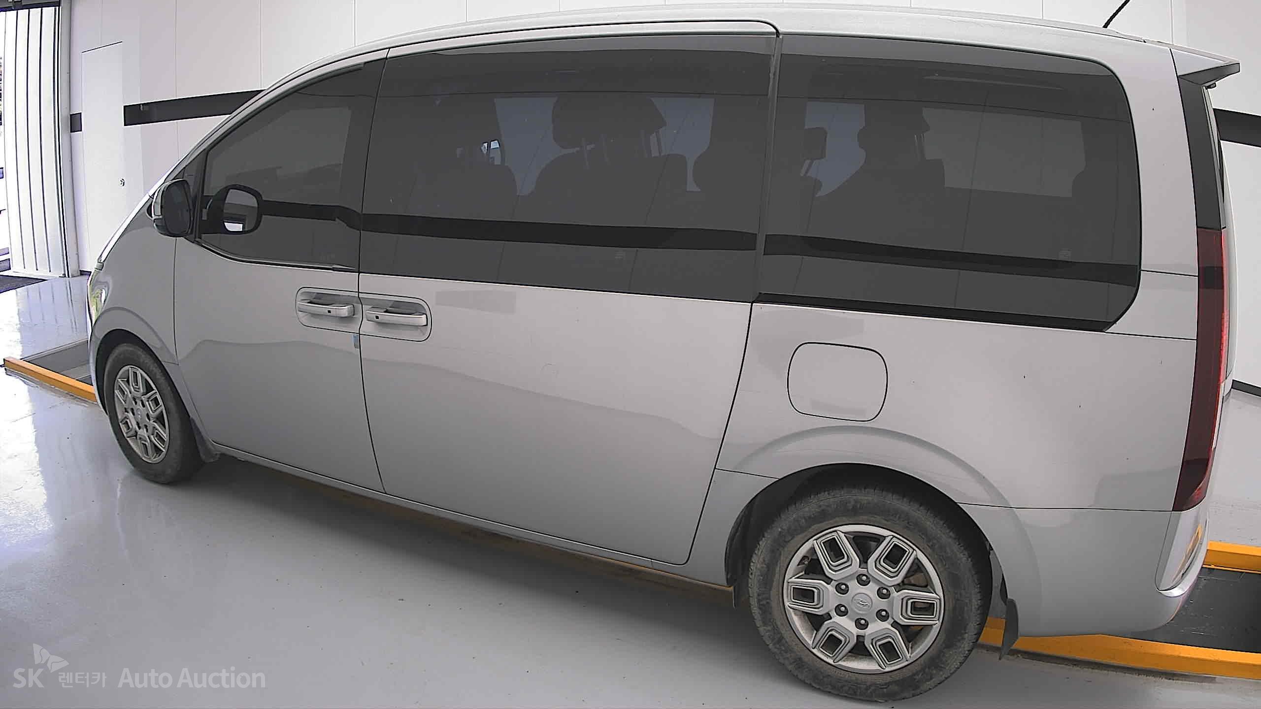 هيونداي Staria 2023 — صورة 14