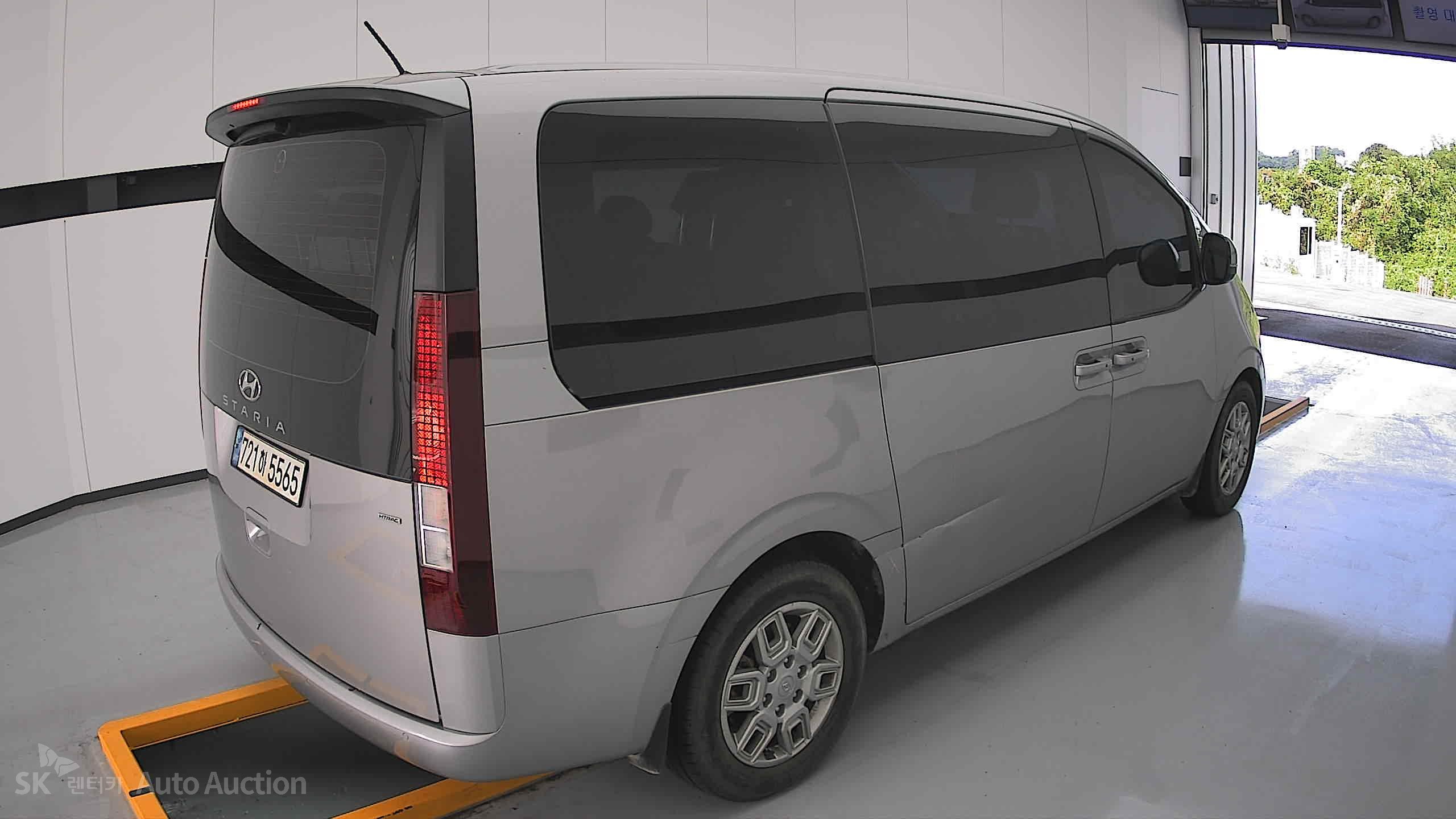 هيونداي Staria 2023 — صورة 17