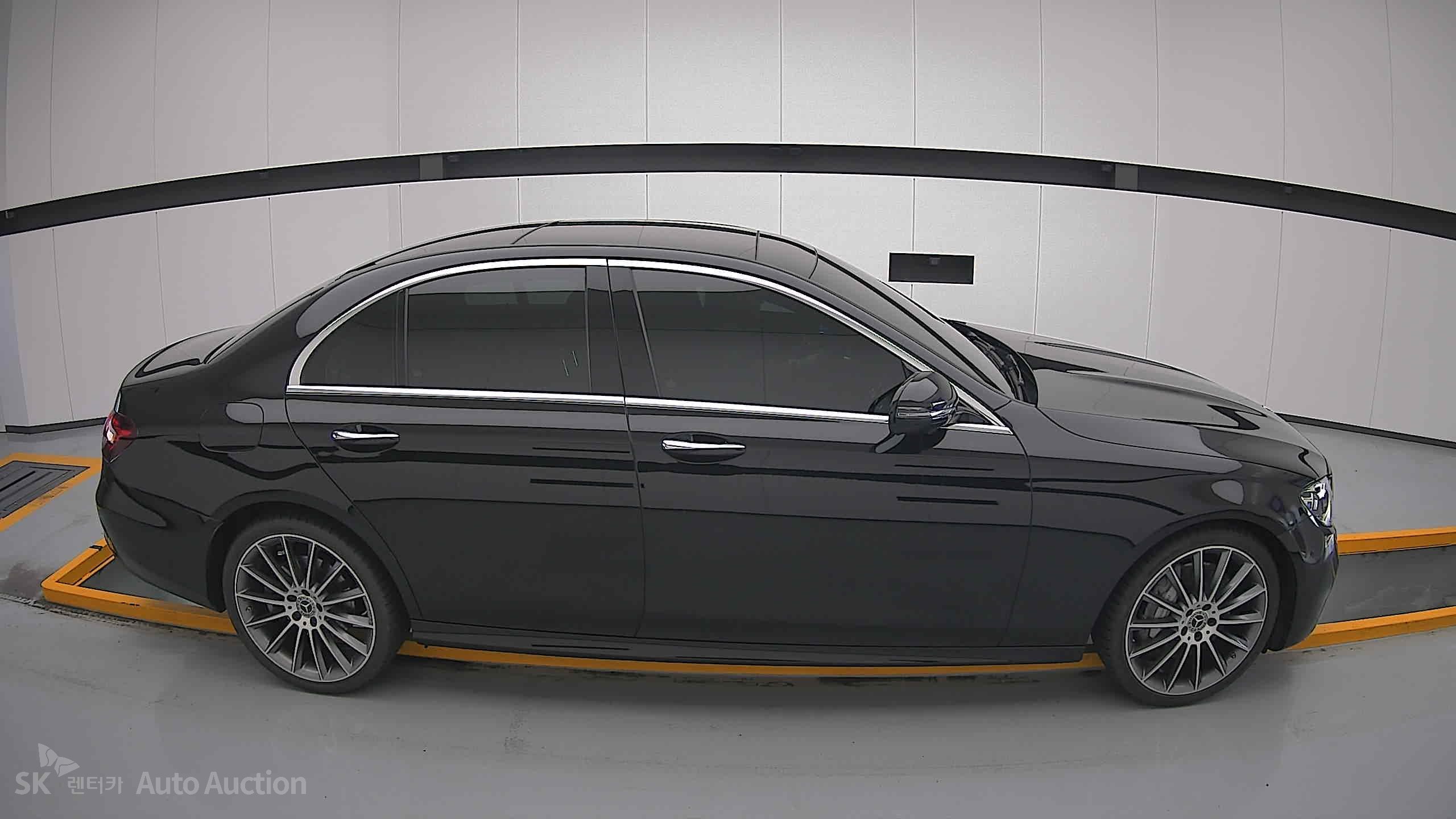 Mercedes-Benz E350 2022 — صورة 19