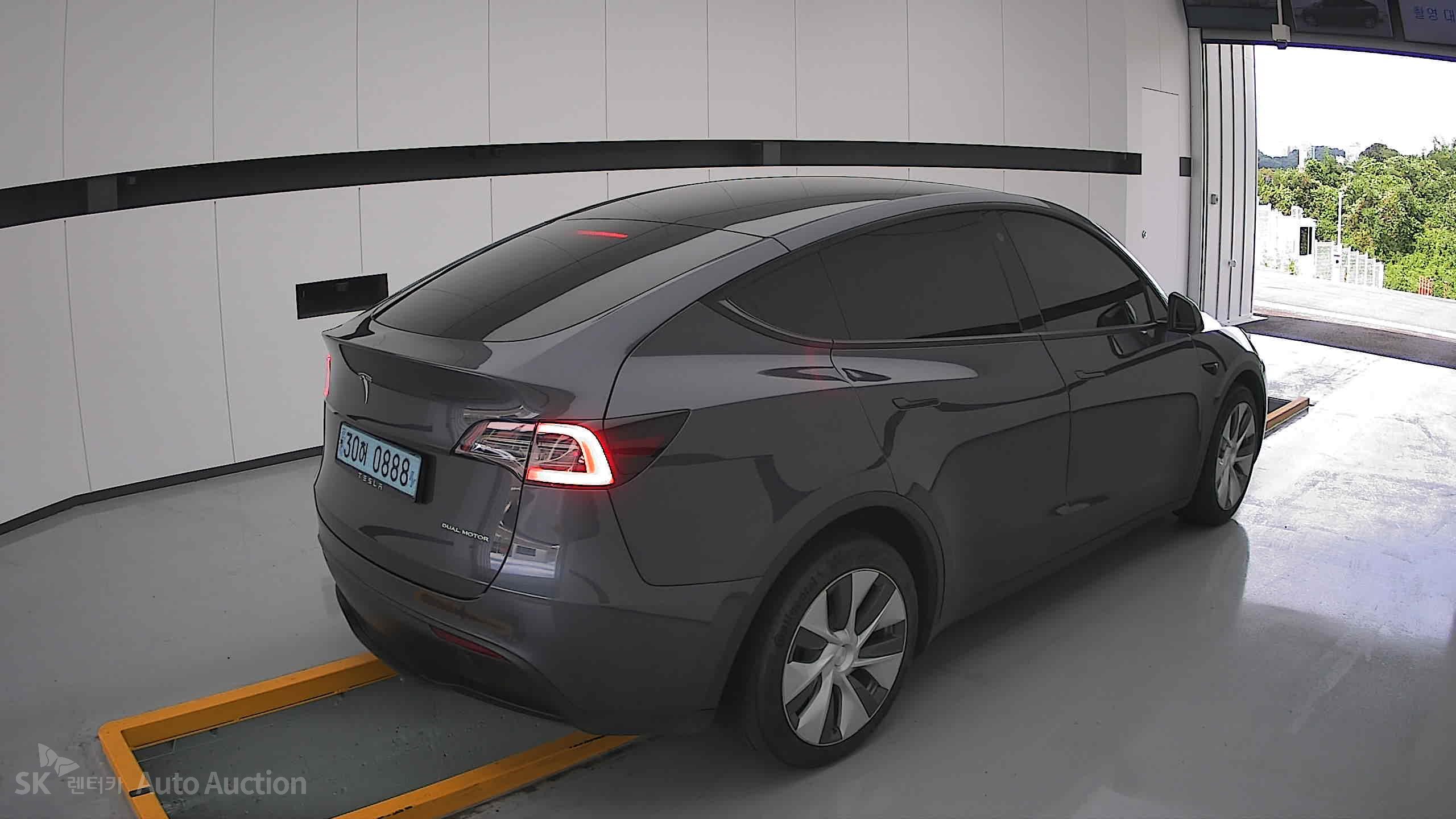 Tesla Model Y 2022 — صورة 17
