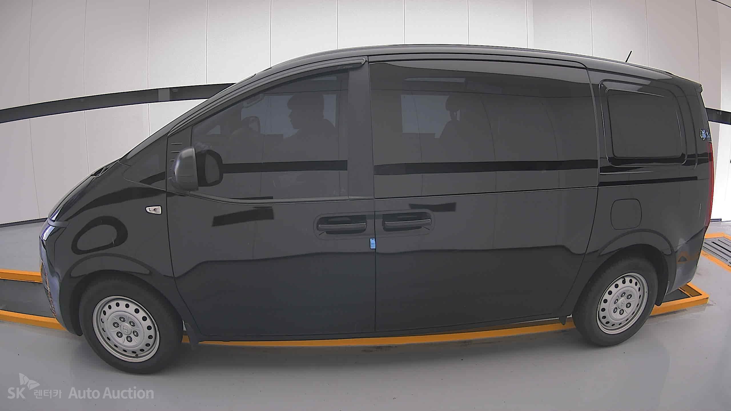 هيونداي Staria 2023 — صورة 13