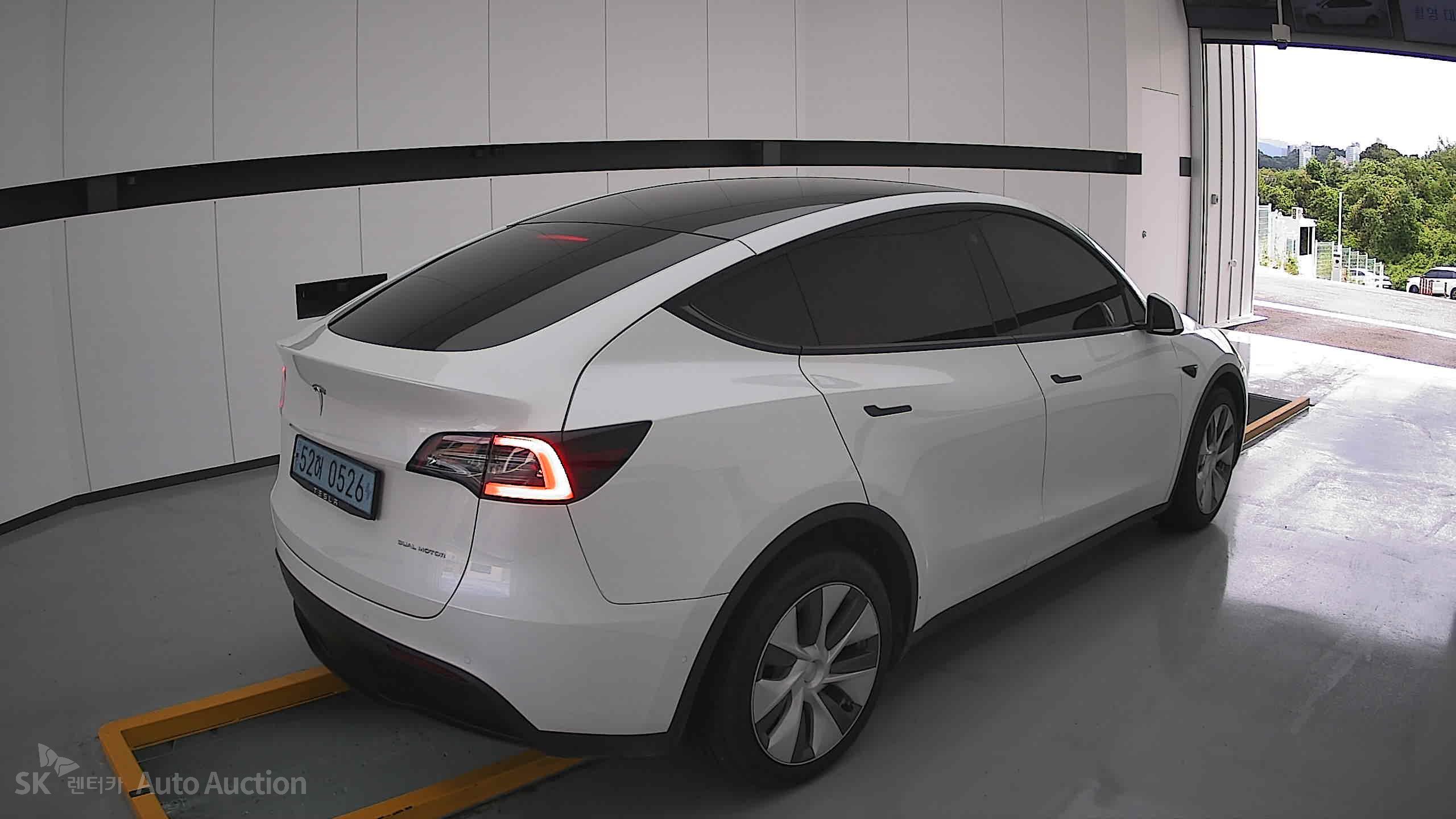 Tesla Model Y 2022 — صورة 17