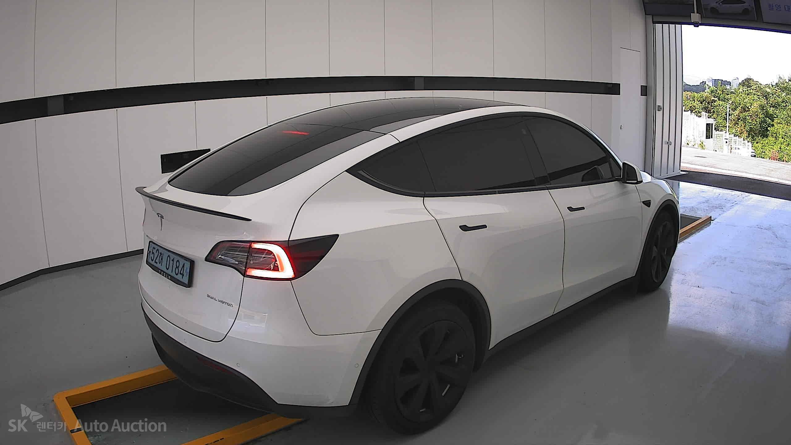 Tesla Model Y 2022 — صورة 17