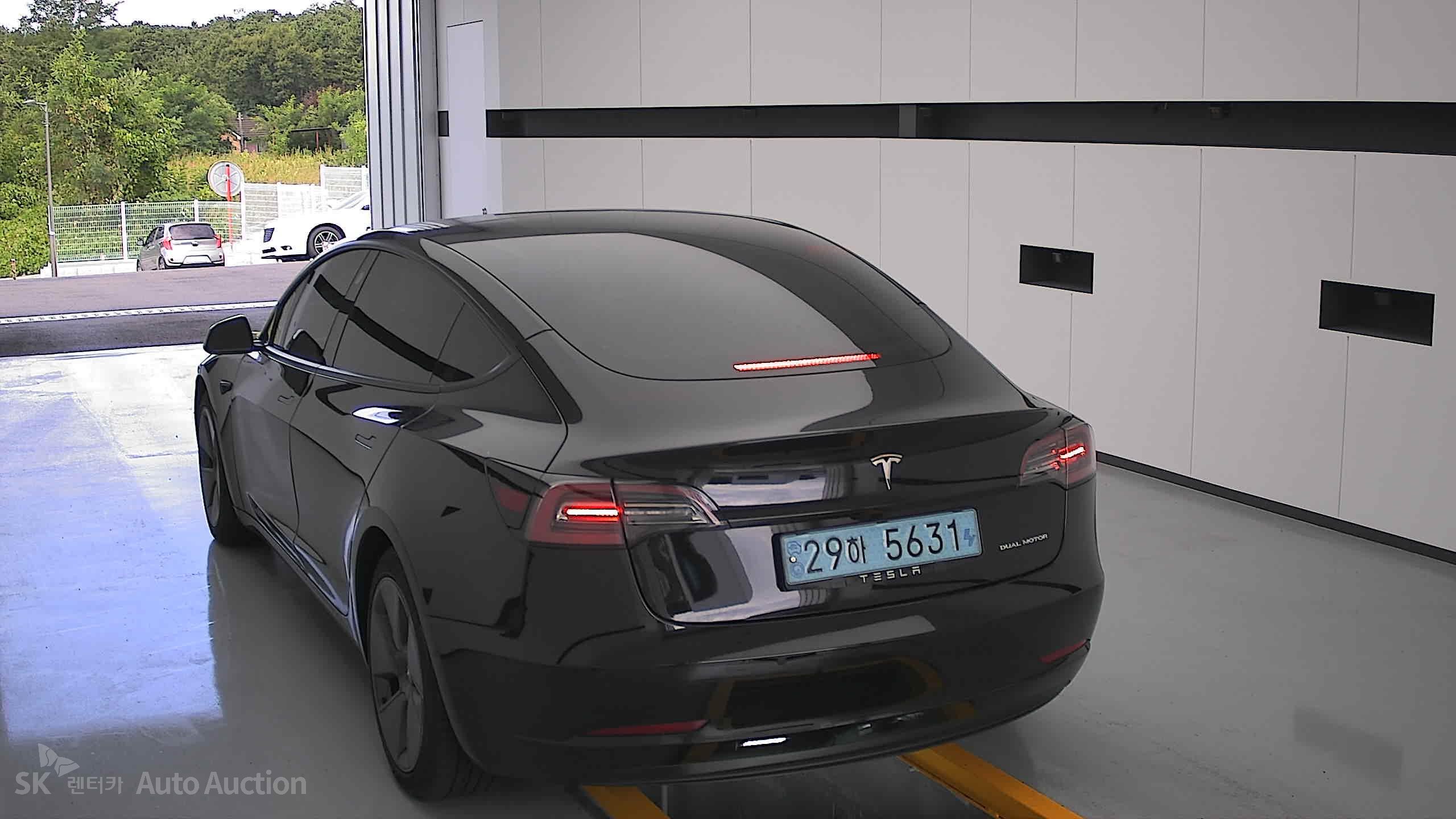 Tesla Model 3 2021 — صورة 15