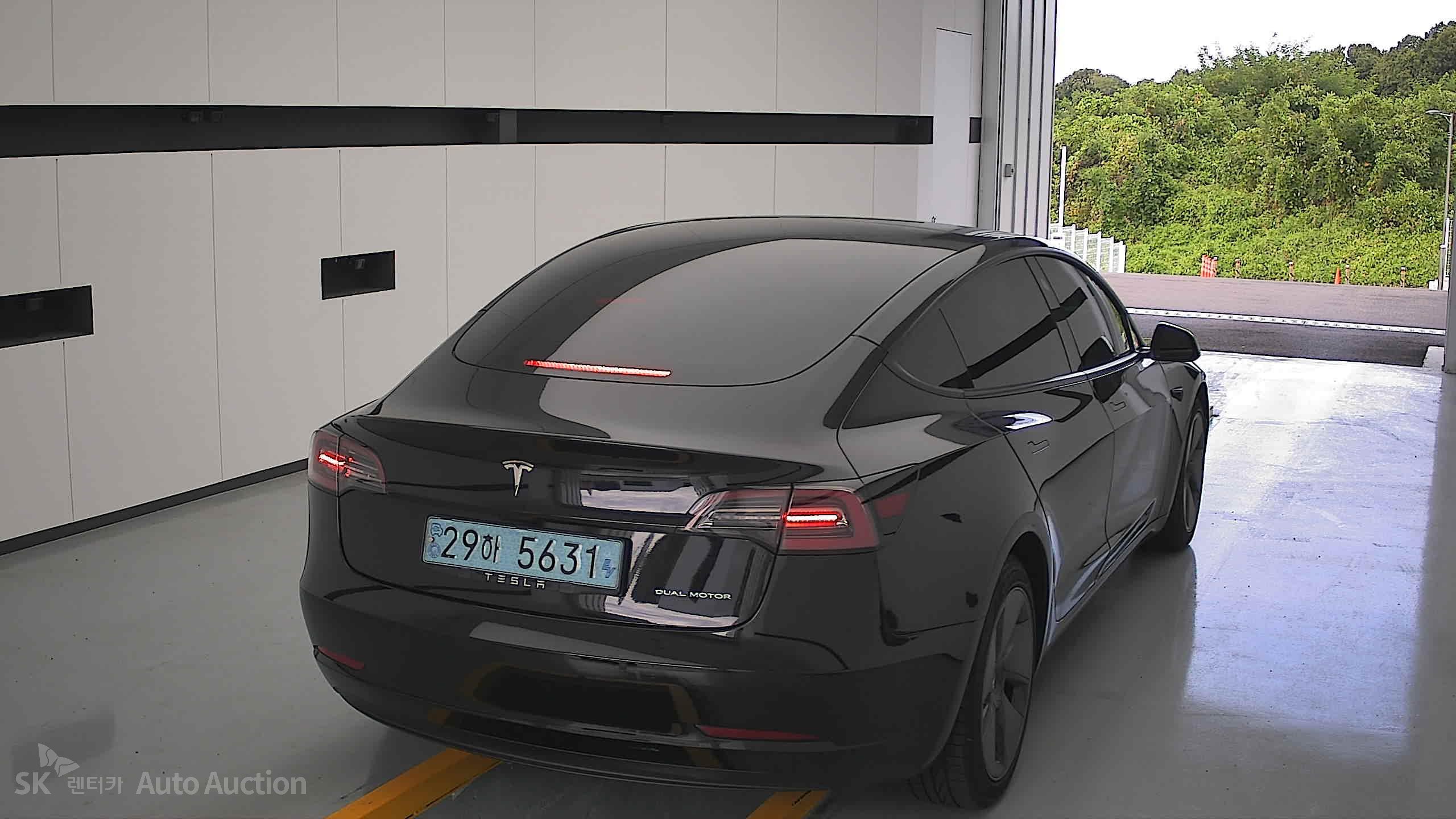 Tesla Model 3 2021 — صورة 16