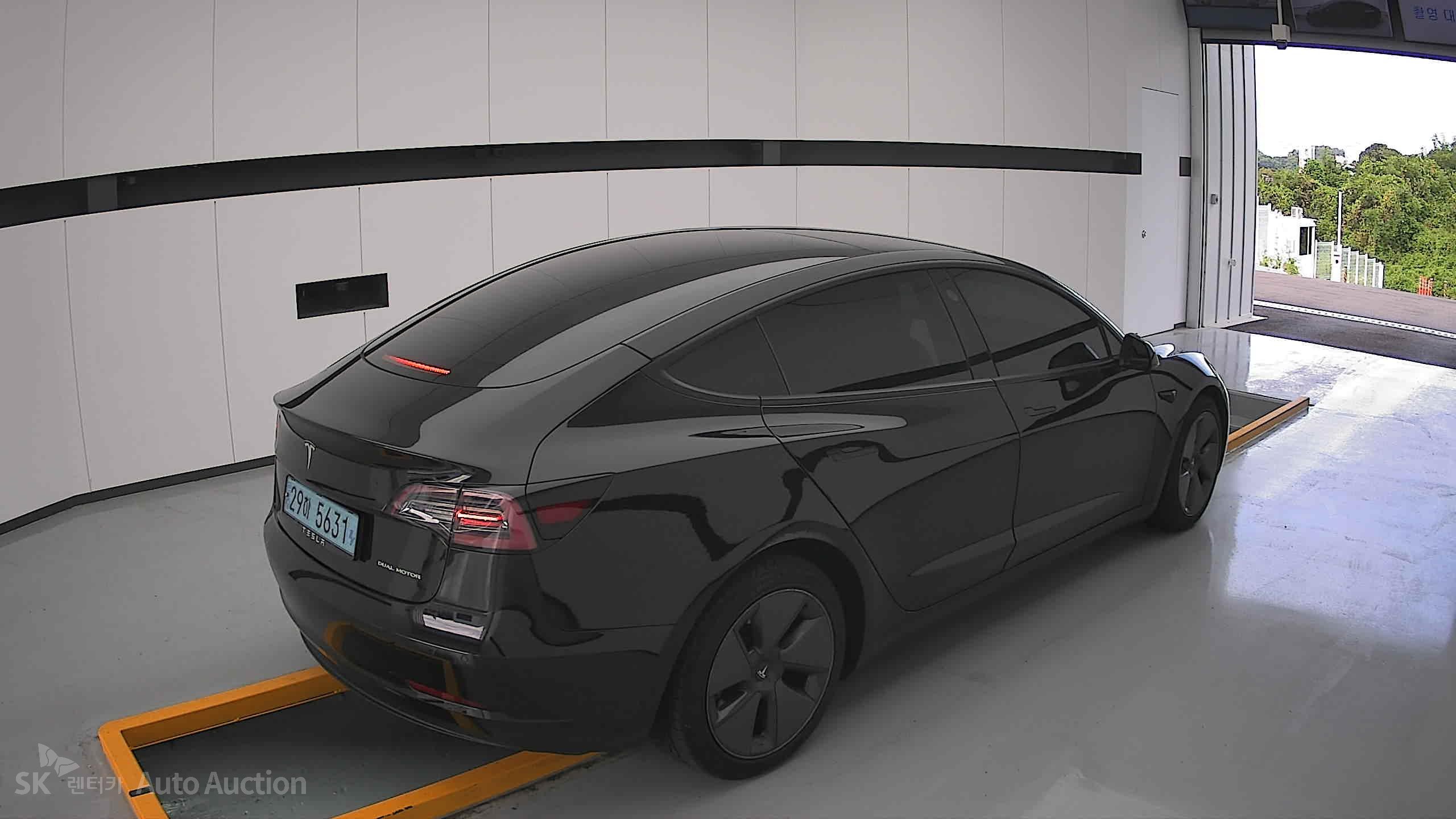 Tesla Model 3 2021 — صورة 17