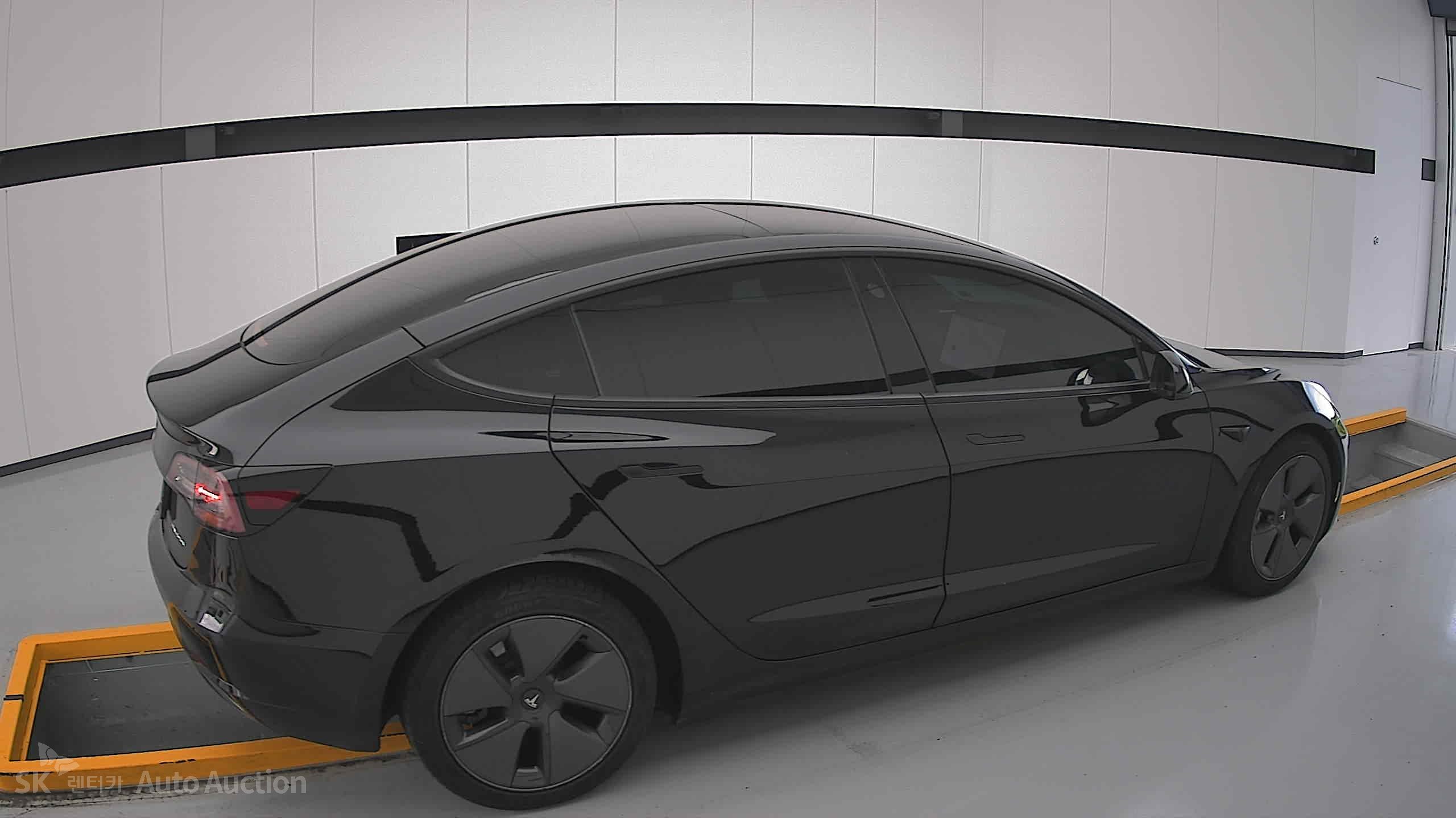 Tesla Model 3 2021 — صورة 18
