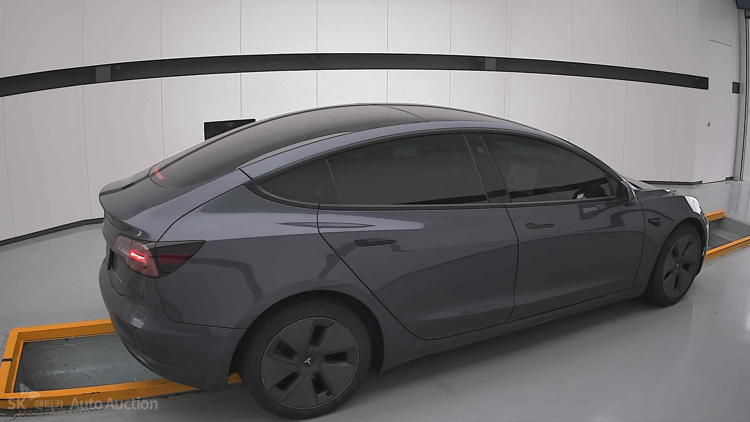 Tesla Model 3 2022 — صورة 18
