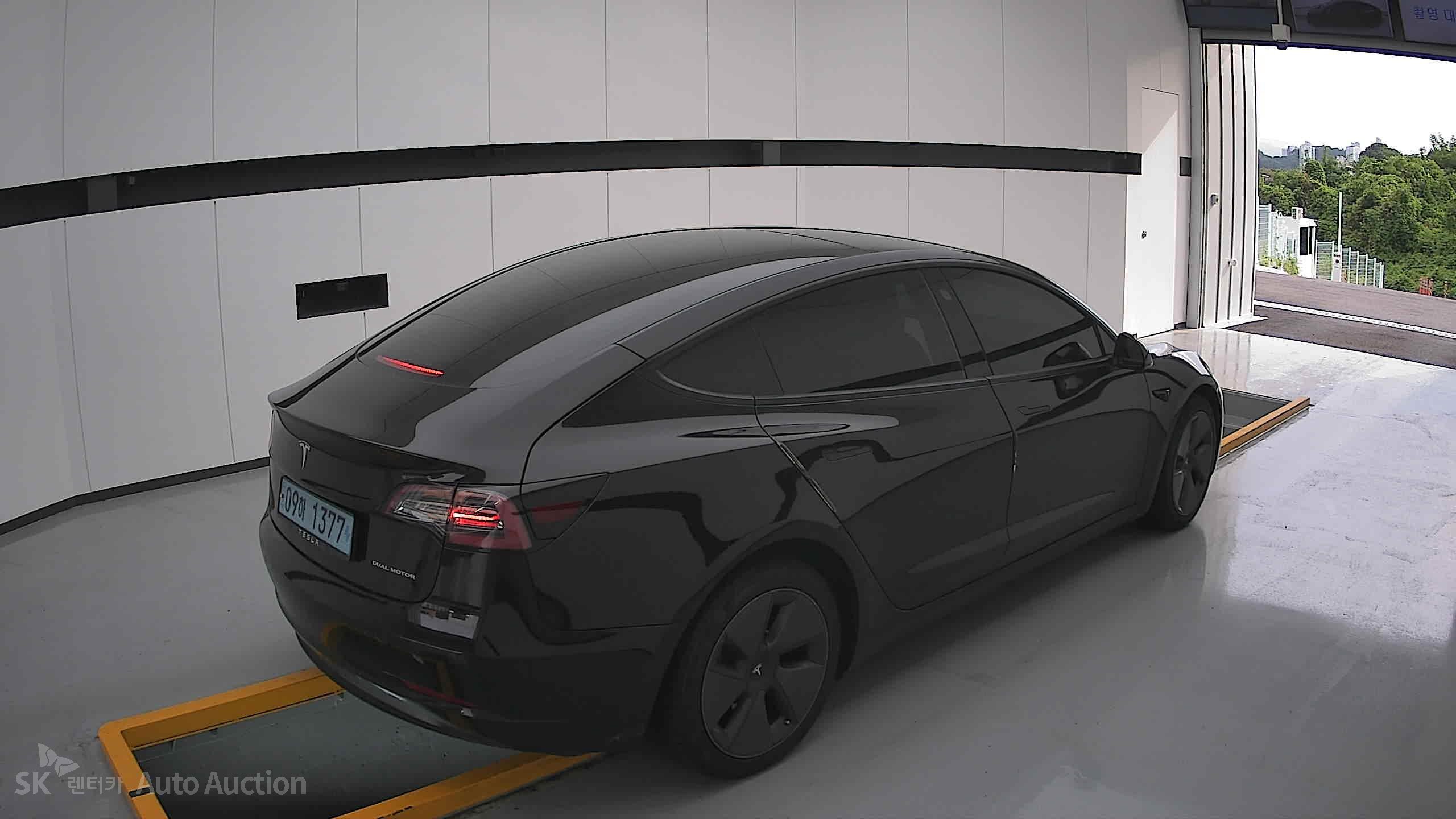 Tesla Model 3 2022 — صورة 17