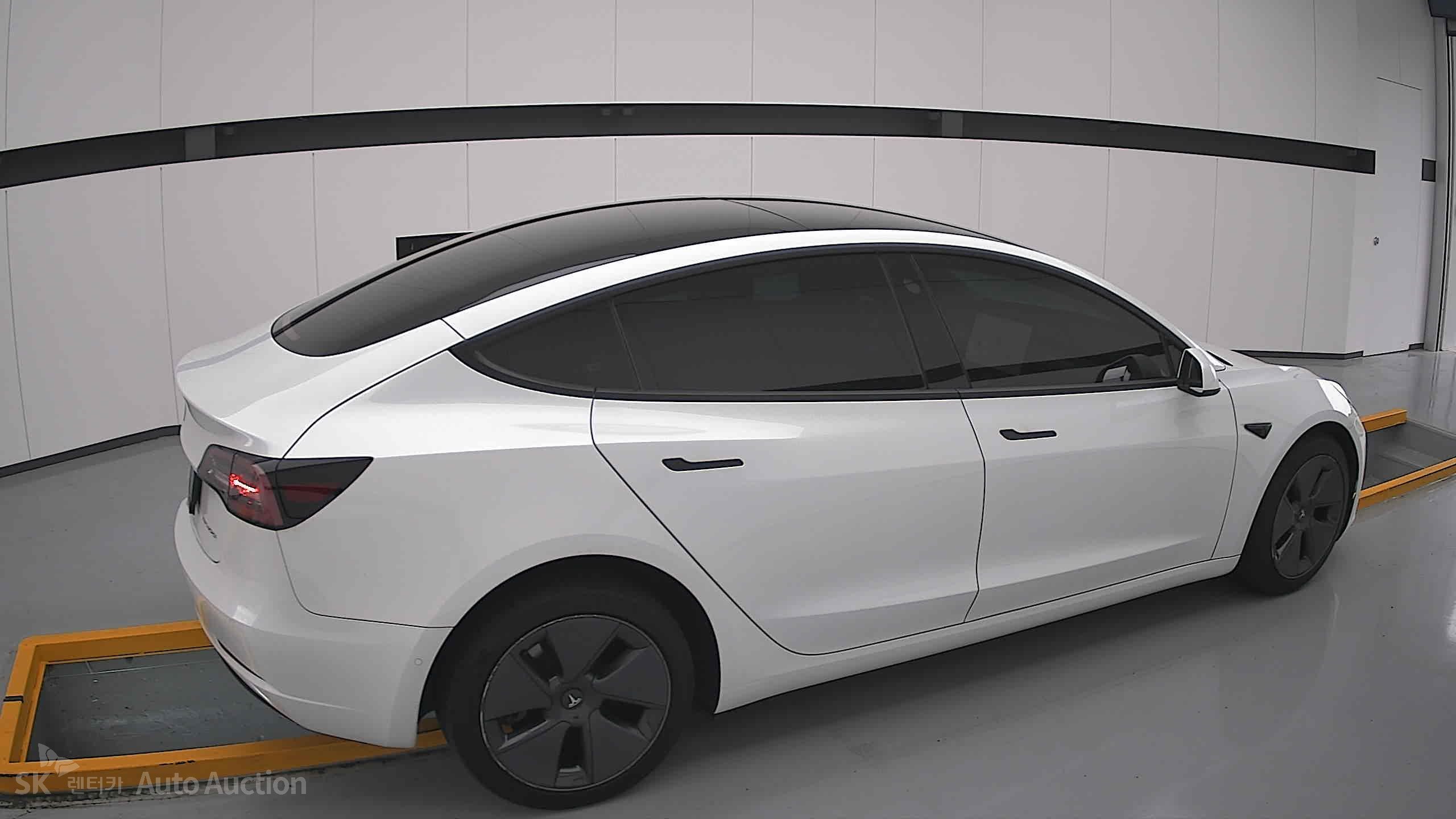 Tesla Model 3 2022 — صورة 18