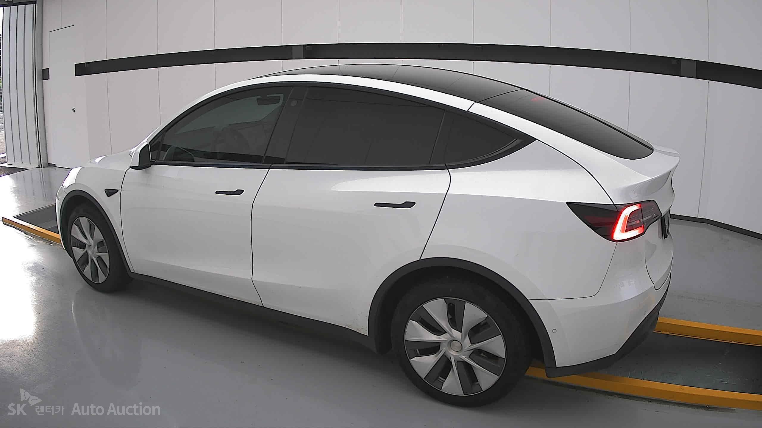 Tesla Model Y 2021 — صورة 14
