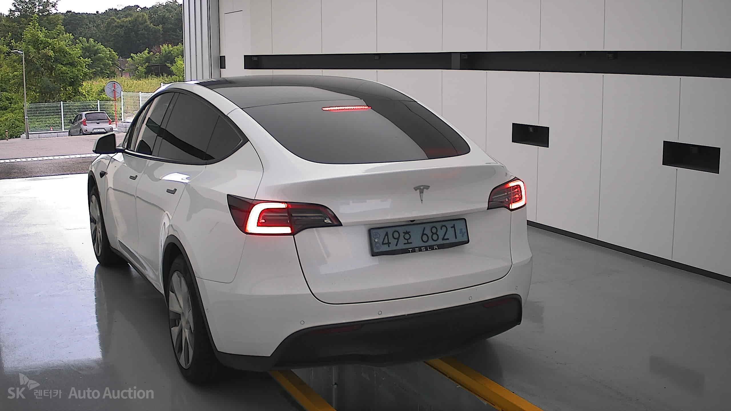 Tesla Model Y 2021 — صورة 15