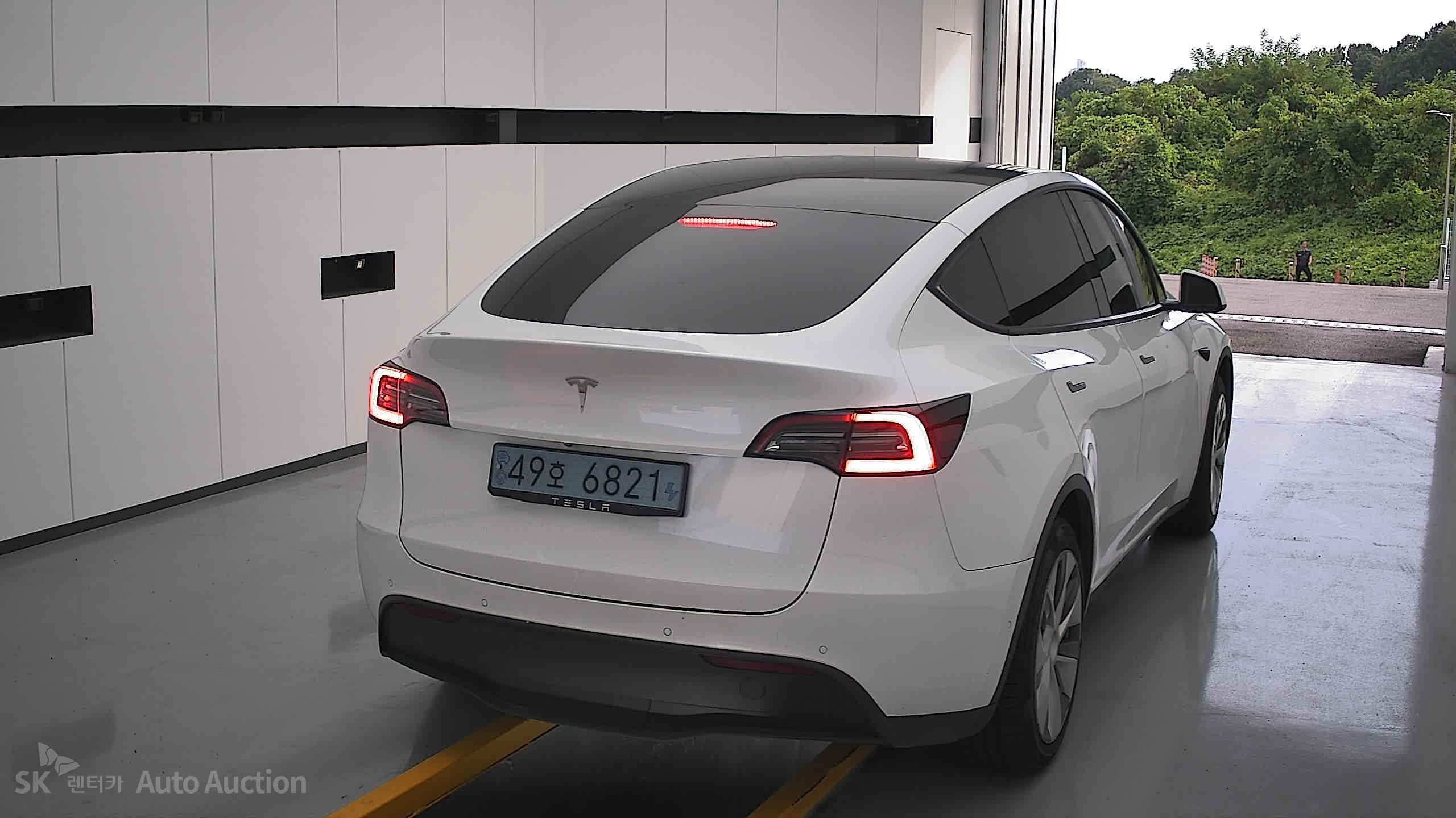 Tesla Model Y 2021 — صورة 16