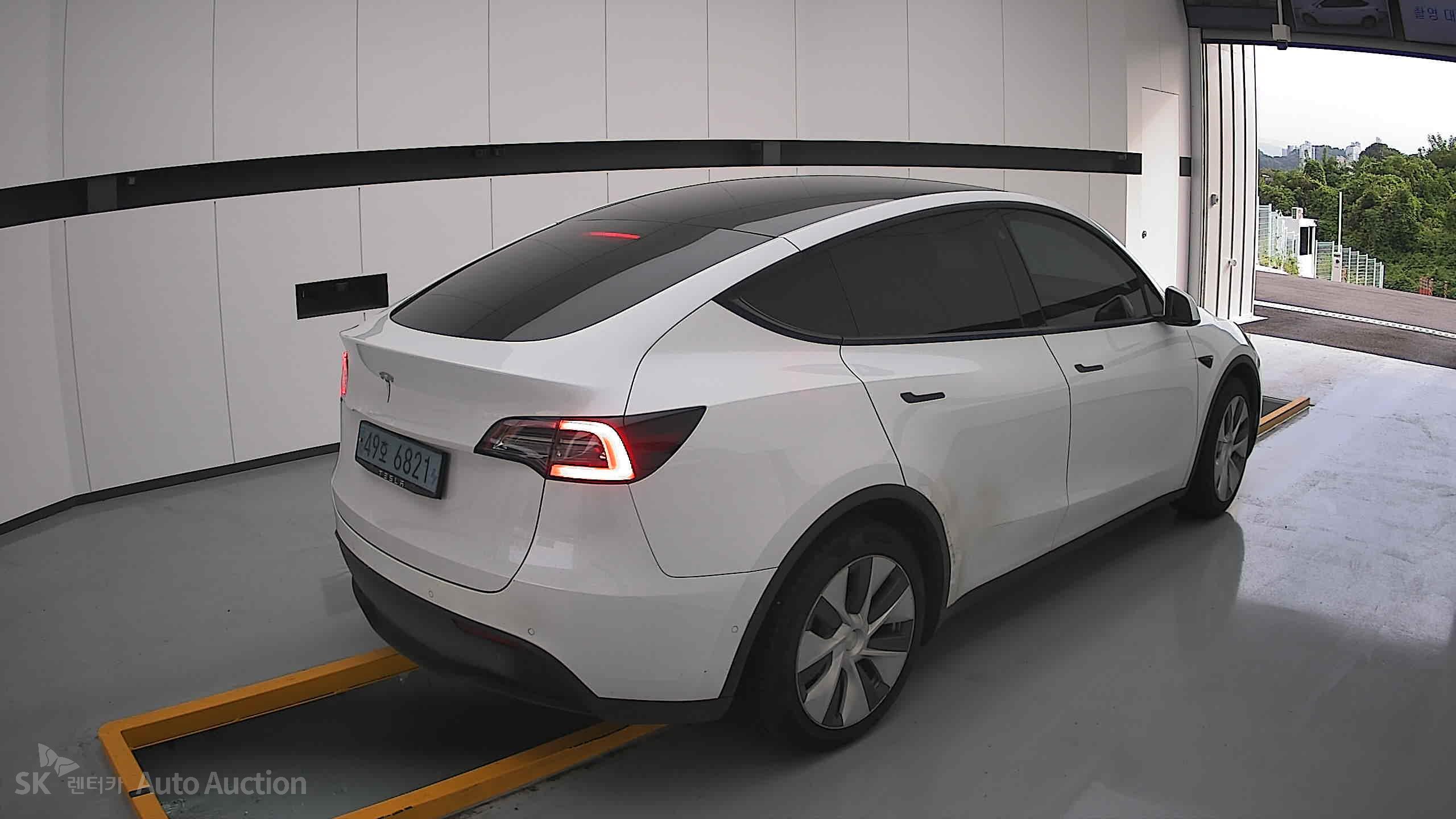 Tesla Model Y 2021 — صورة 17