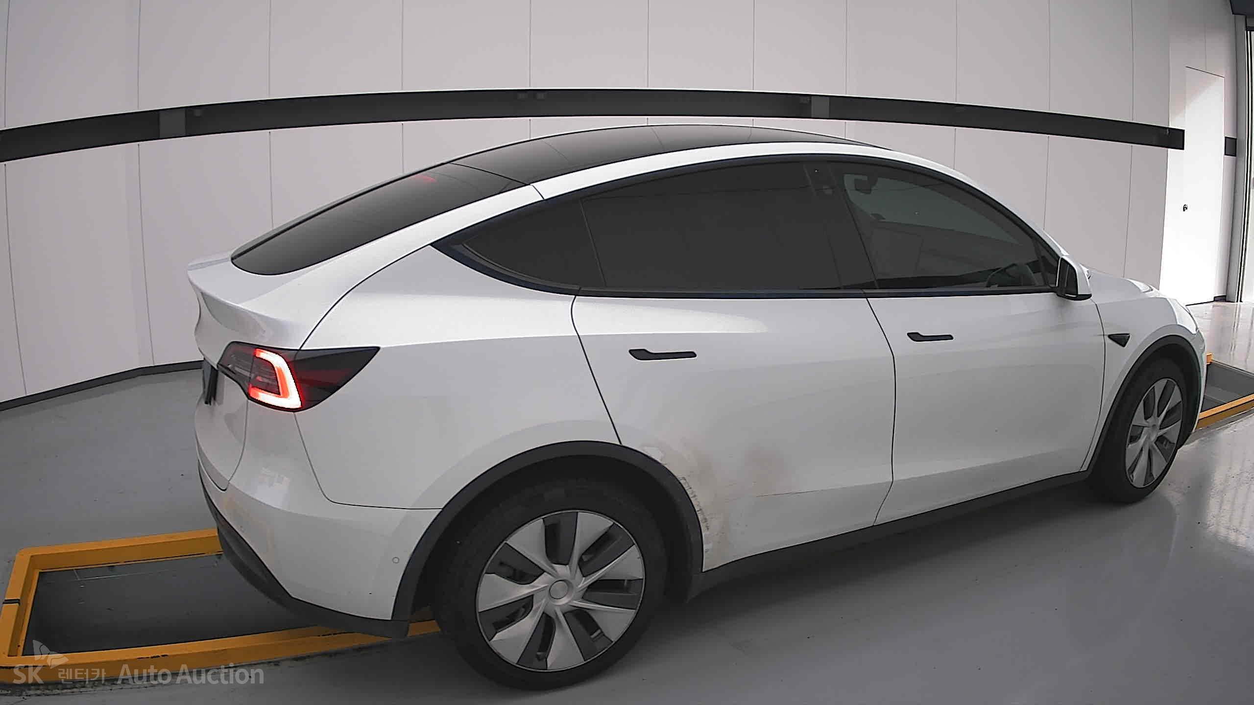 Tesla Model Y 2021 — صورة 18